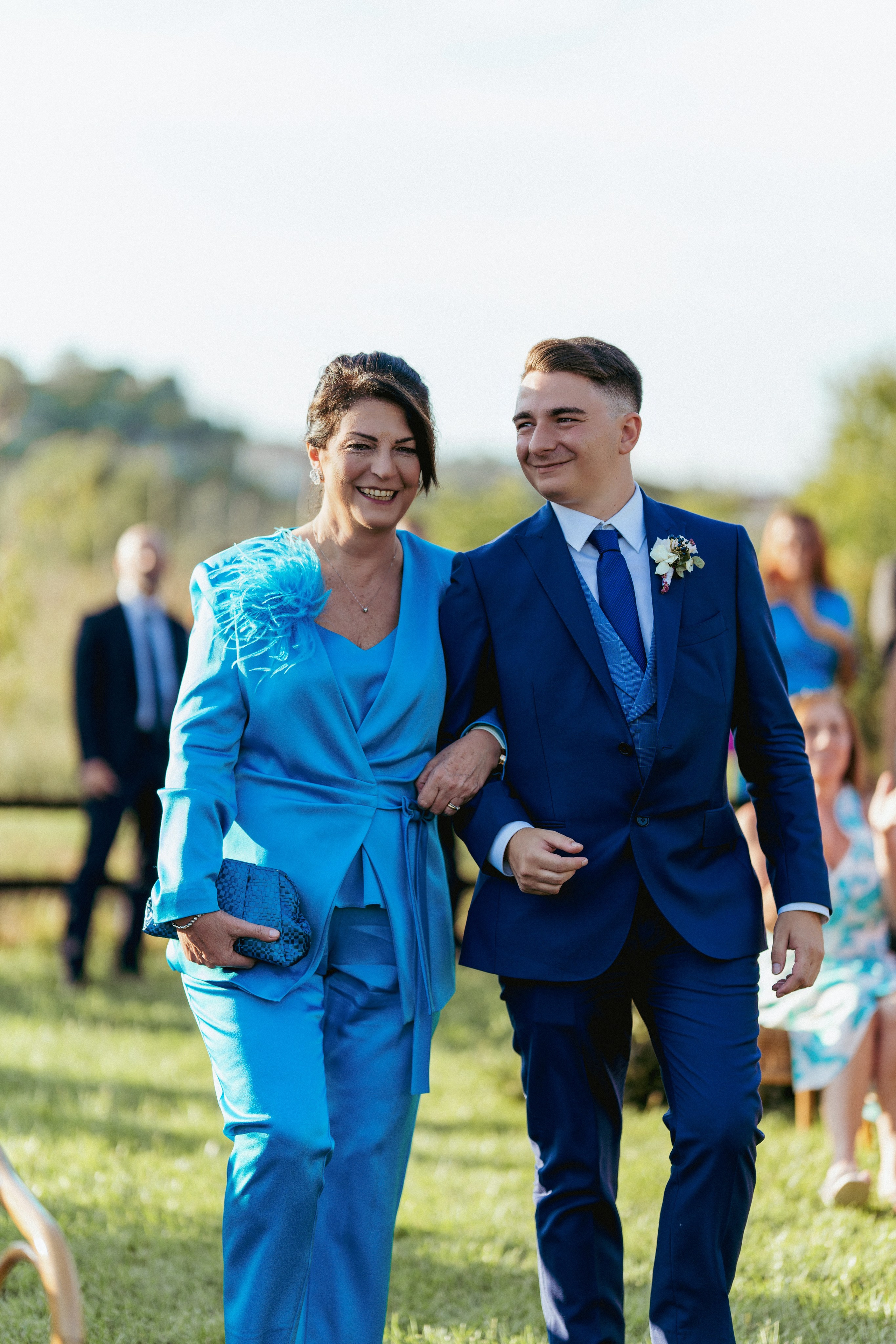 La coppia posa davanti agli invitati in un momento spontaneo del matrimonio.