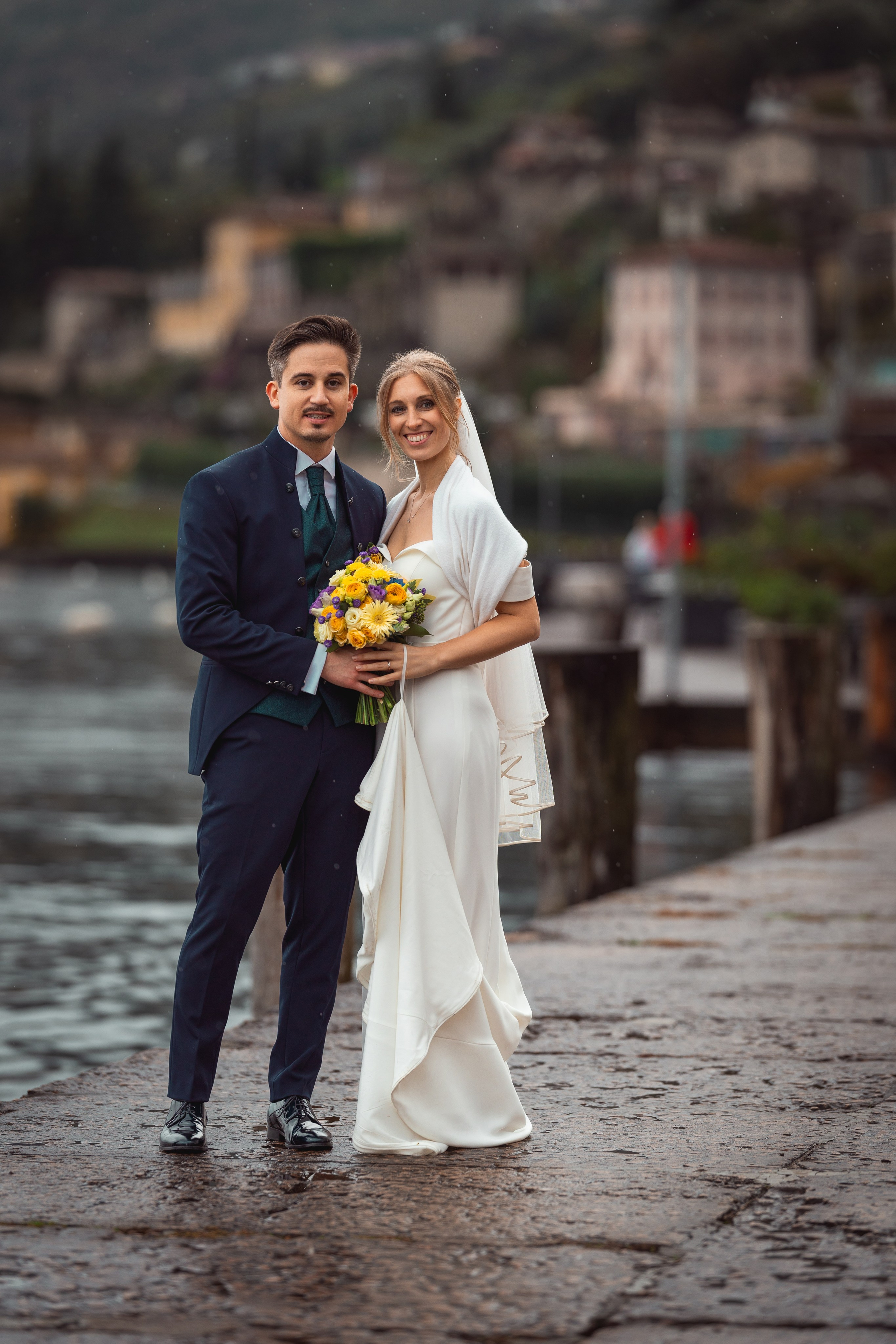 La coppia si scambia un bacio davanti agli invitati dopo il sì.