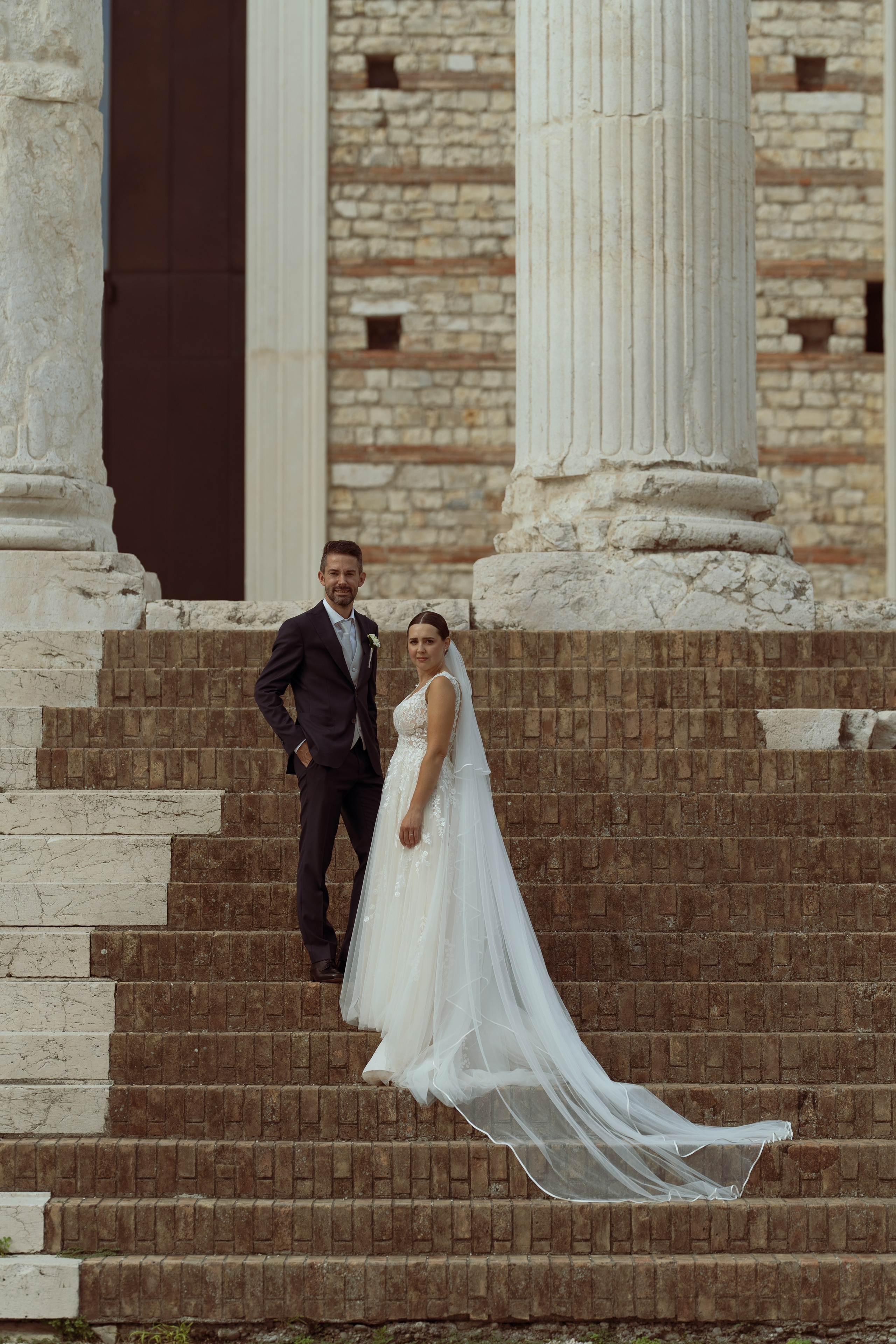 La sposa sorride mentre cammina verso il luogo della cerimonia.