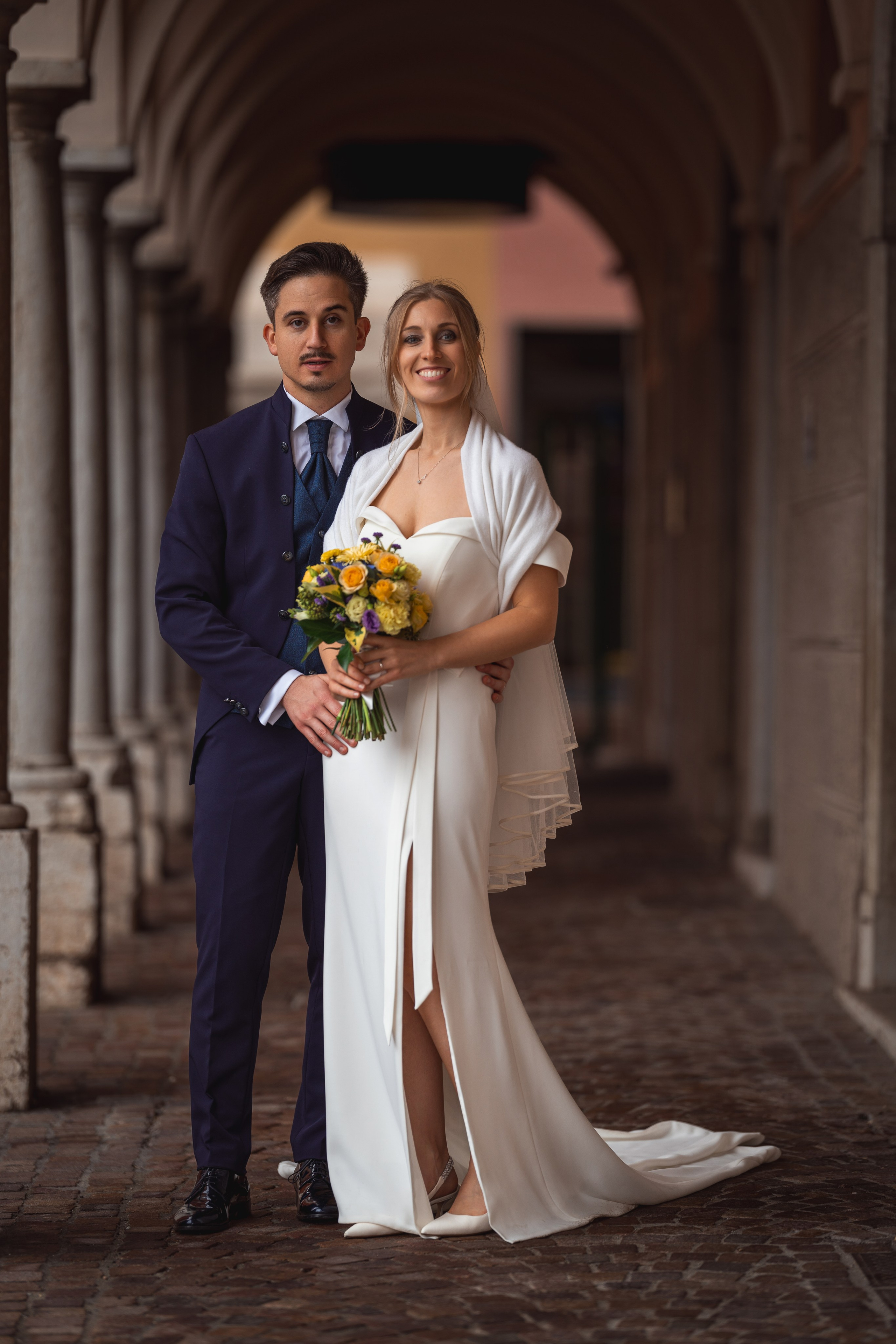Gli sposi posano accanto agli invitati durante una giornata di festa.