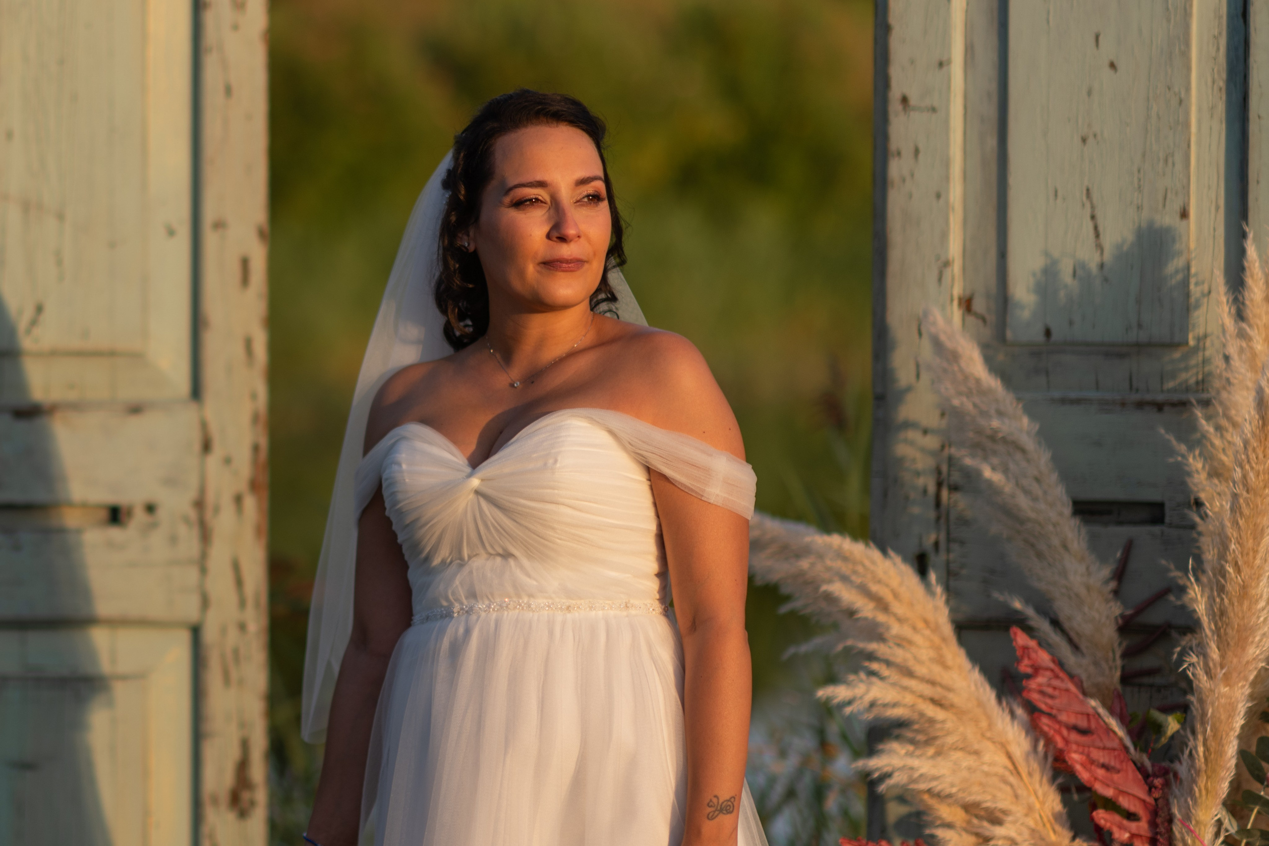 La sposa e lo sposo festeggiano con gli amici tra fiori e sorrisi.
