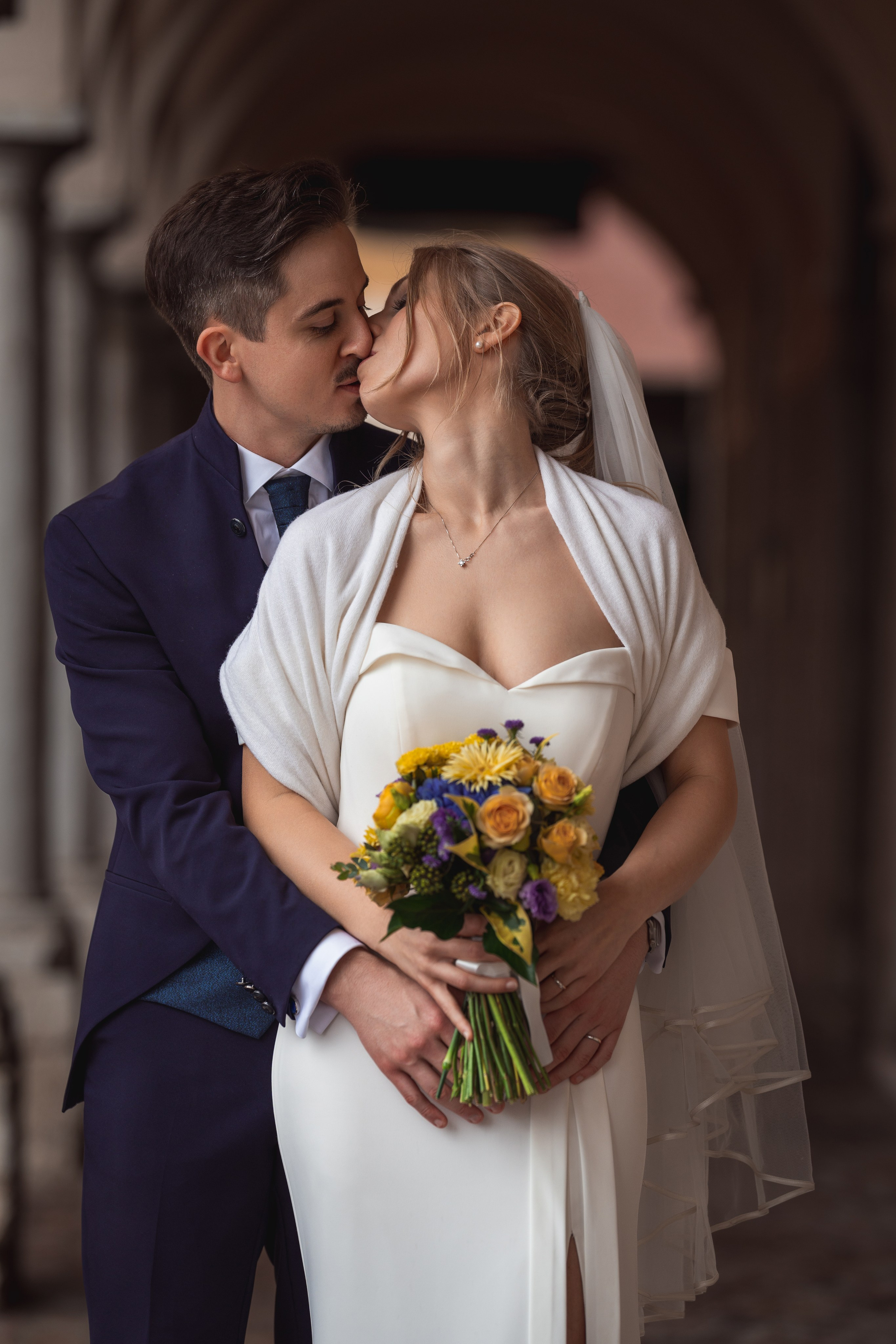 La sposa abbraccia lo sposo dopo la cerimonia nuziale.