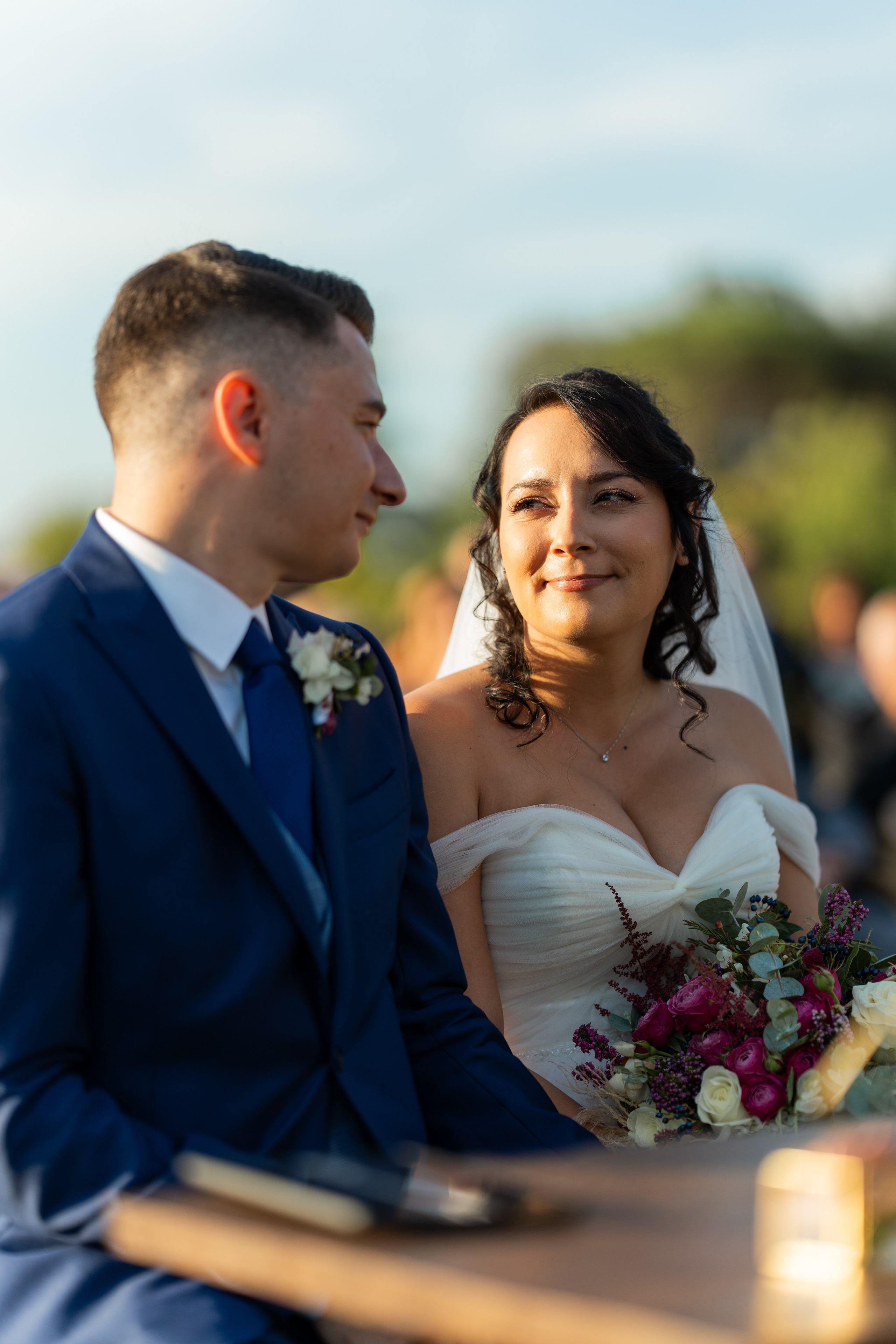 Gli sposi si ritrovano insieme agli invitati durante la festa di matrimonio.