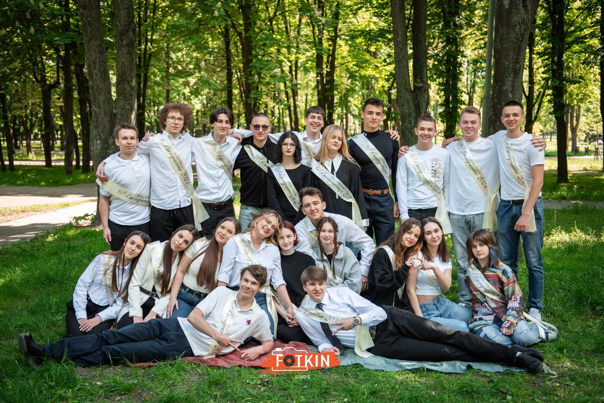 Випускний альбом для 9 та 11 класу замовити в Києві. Випускні альбоми фотокниги Київ та Дніпро