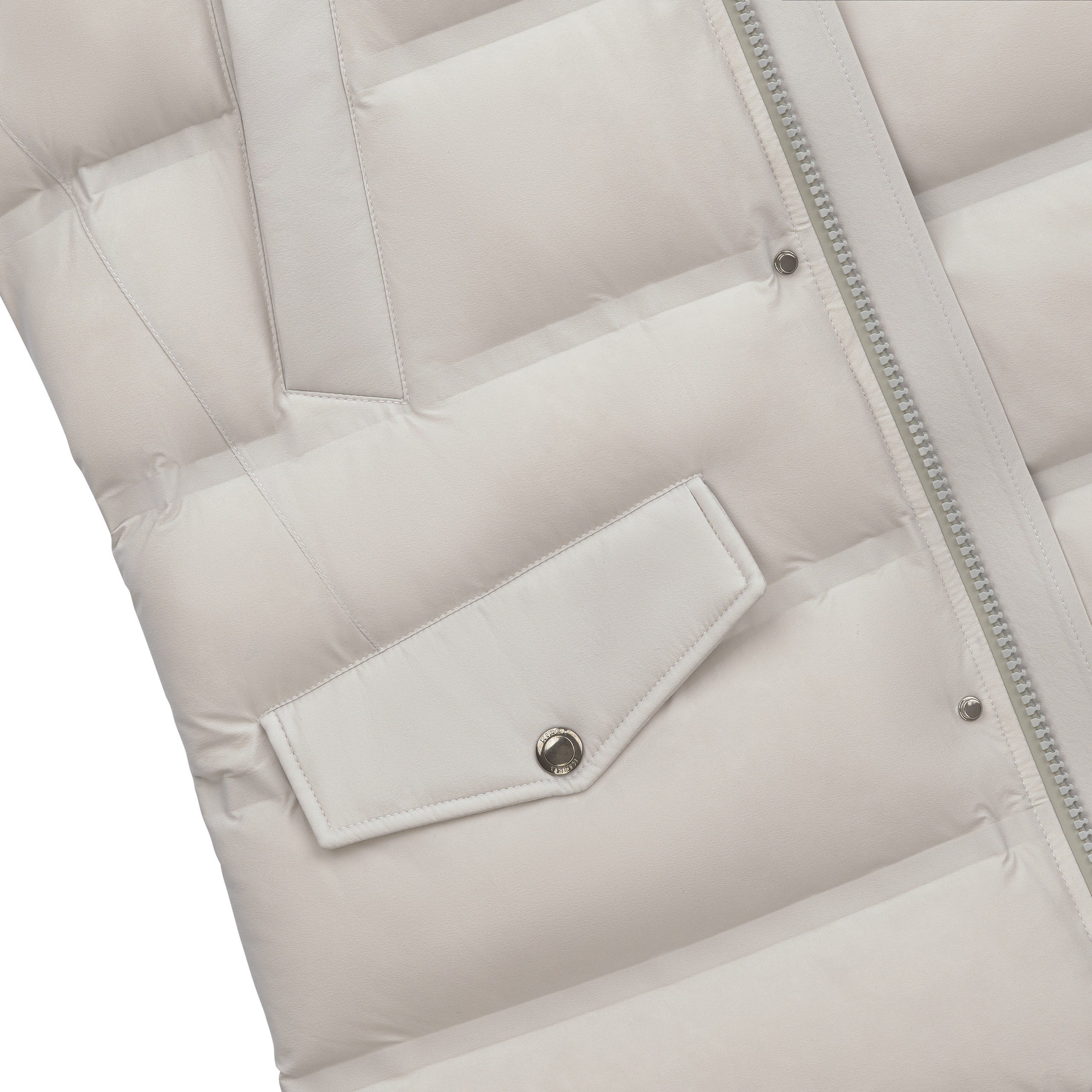 Detailaufnahme – Seitentasche und Steppnähte des grauen KIRED-Parkas.