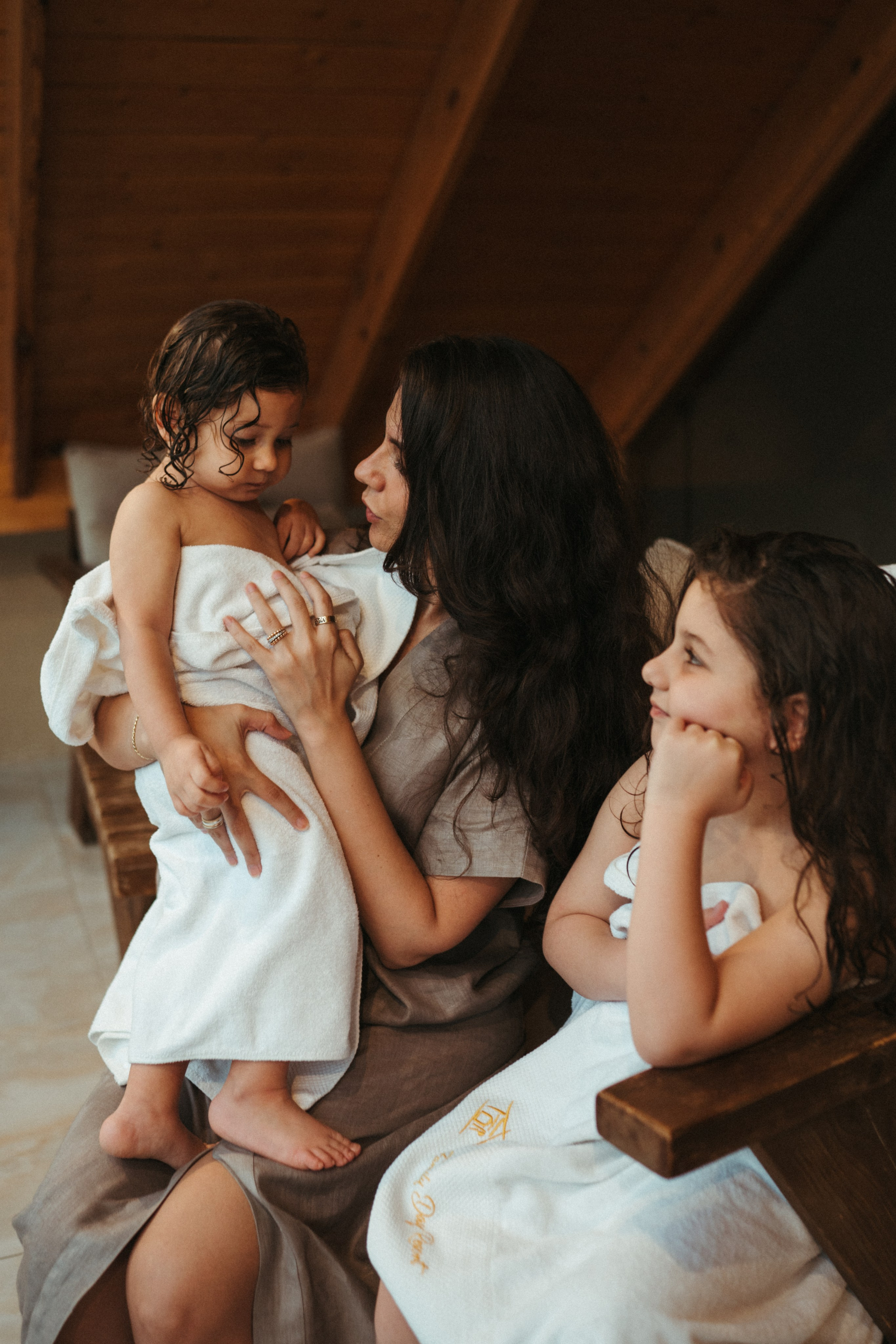 Amnah with daughters. Family photographer in Saudi Arabia