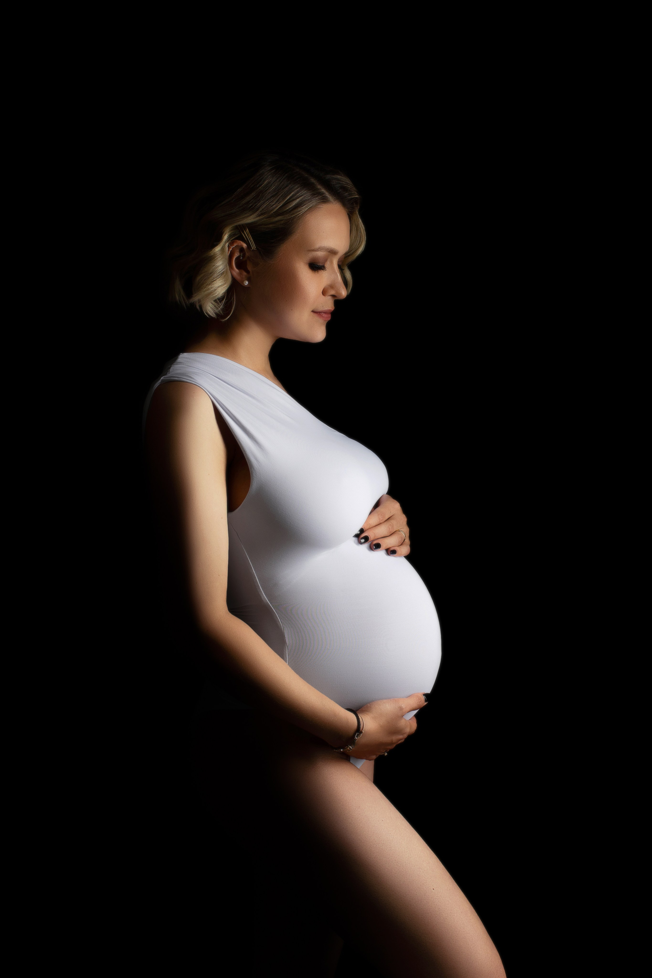 Studiofotografie, Schwangerschaft, Schwangerschaftsshooting, Fotoshooting Babybauch, Babybauchshooting, Osnabrück, Porträt, minimalistisch, schwarz-weiß, Osnabrueck, Fotograf Osnabrück, Fotografin Osnabrück