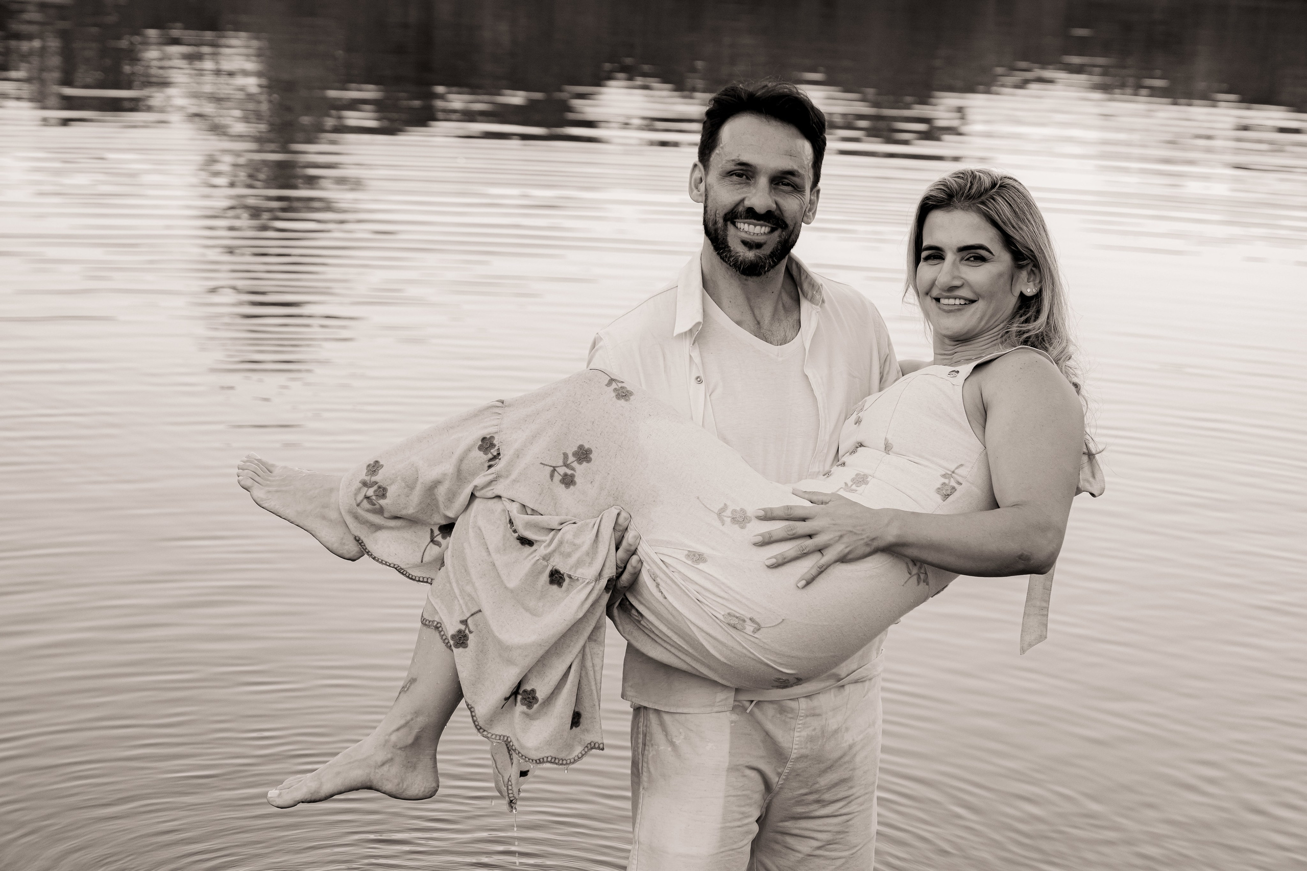 Ensaio Pré-Wedding no Interior Paulista com Lago, Areia e Pôr do Sol | Studio Melk. Tela cheia