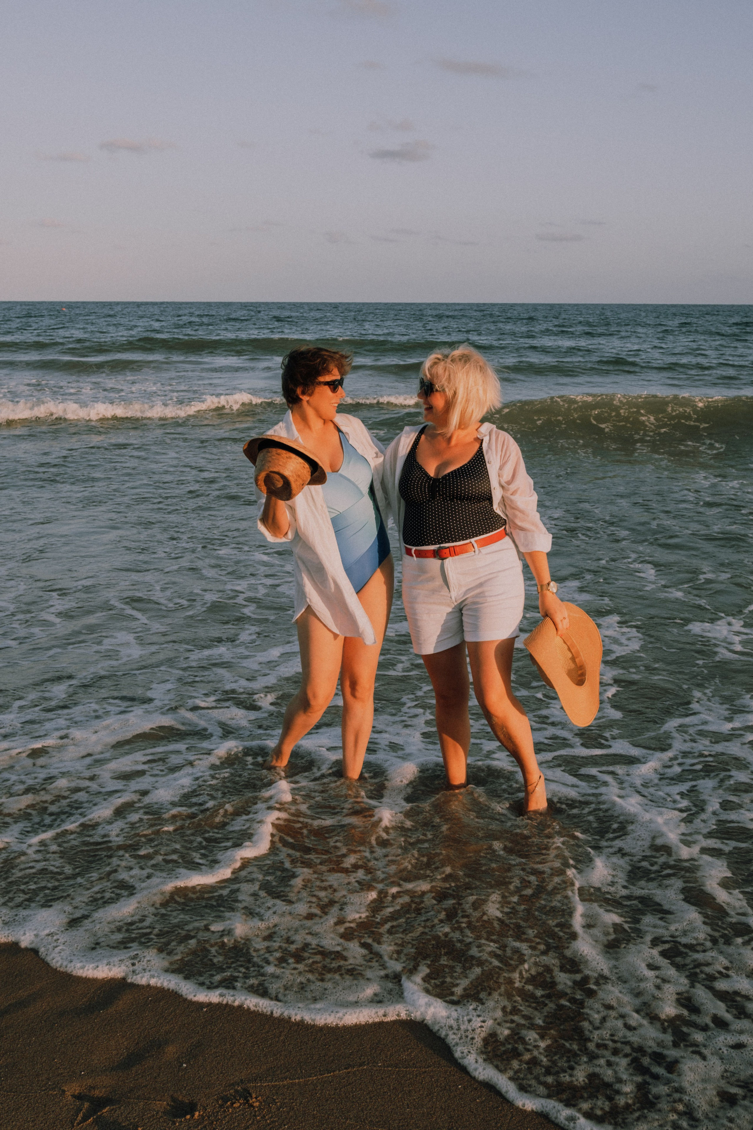 Sesión de amigas en la playa. Fotografía profesional en Calafell - Elena Medvedeva