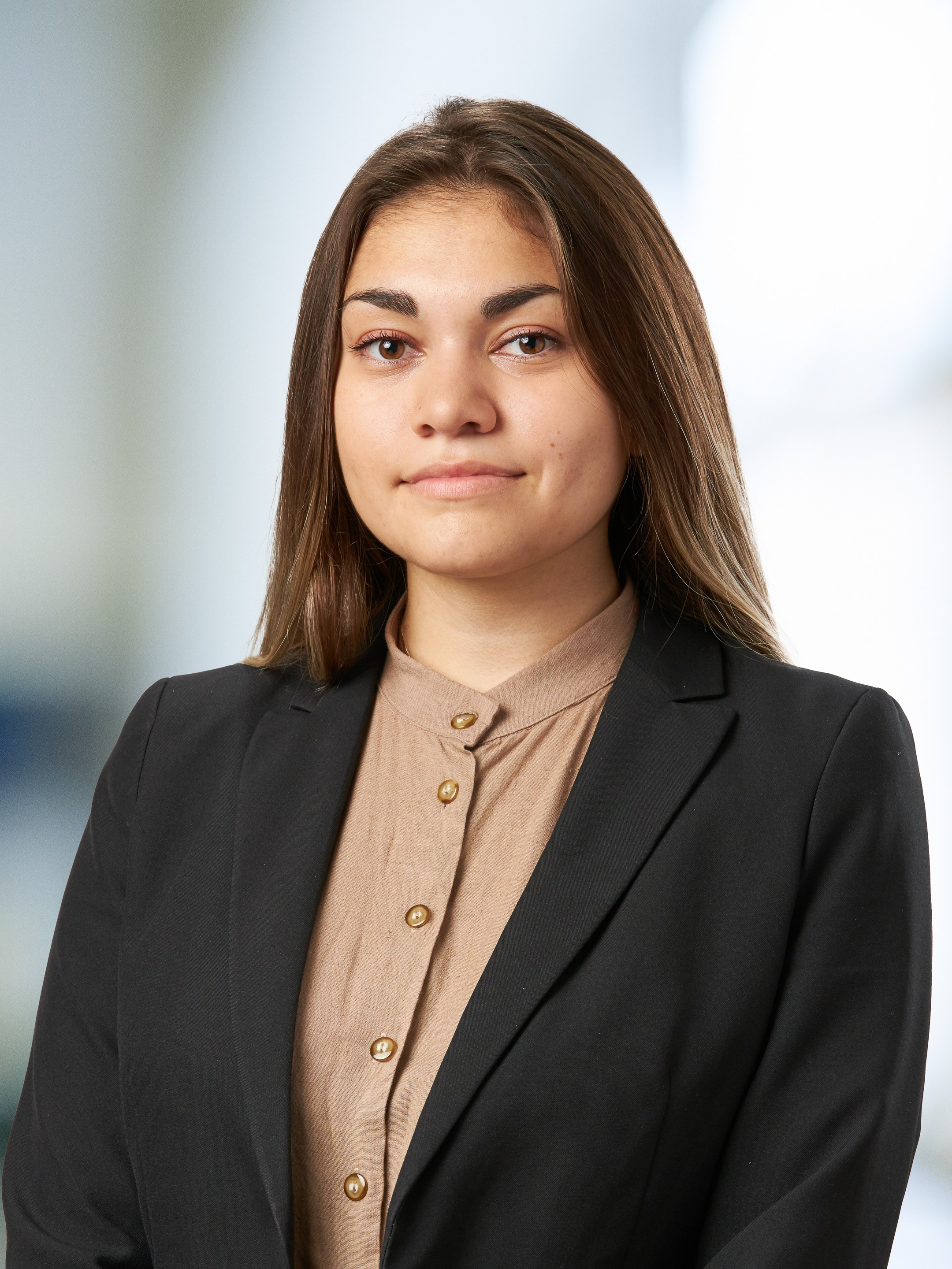 Business portrait of a young woman against a blurred office background - photographer Andrey Dunin