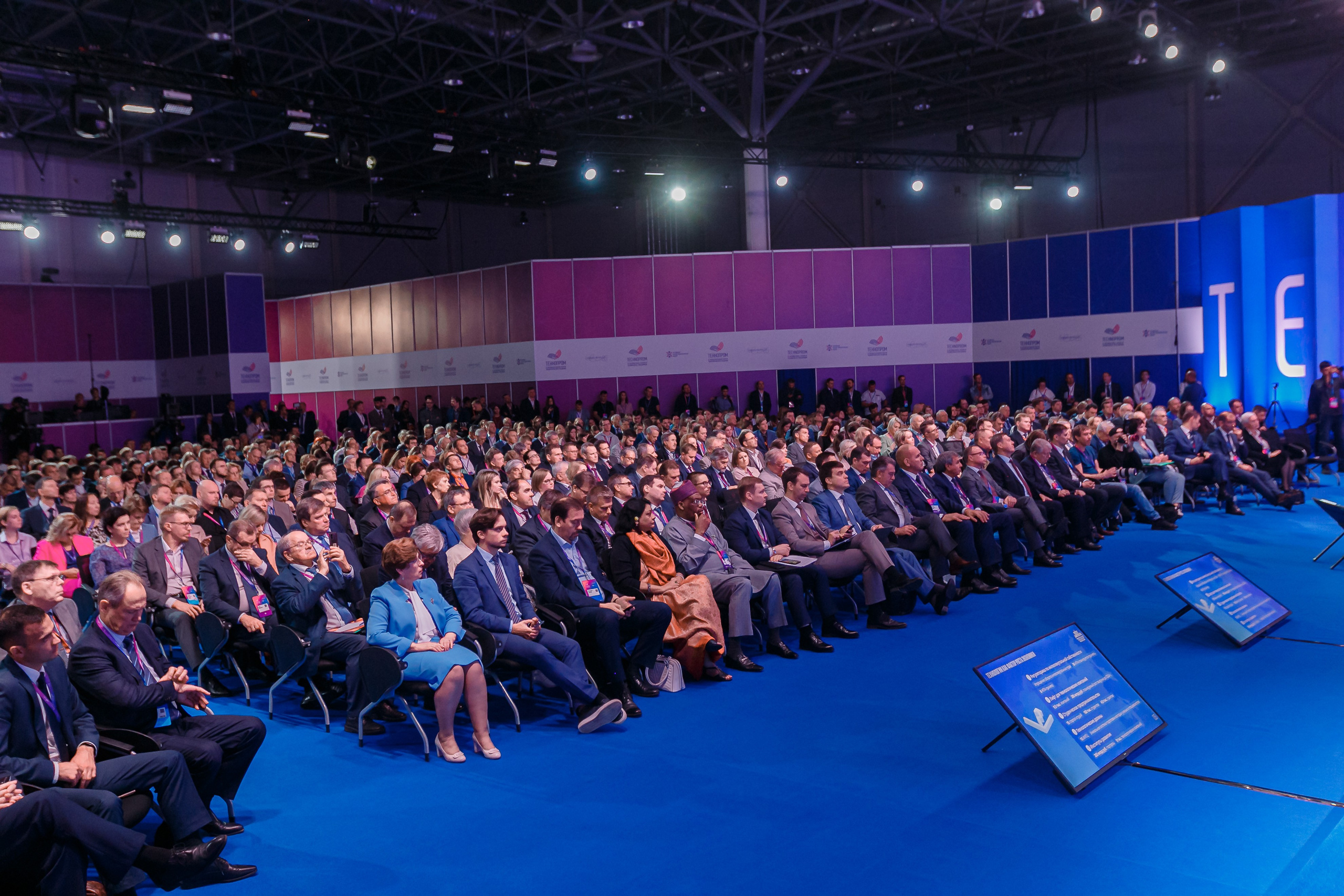 Foro Internacional de Desarrollo Tecnológico. Fotógrafo de retrato, familia y reportajes en Valencia | España | Europa Vitalii Lumier