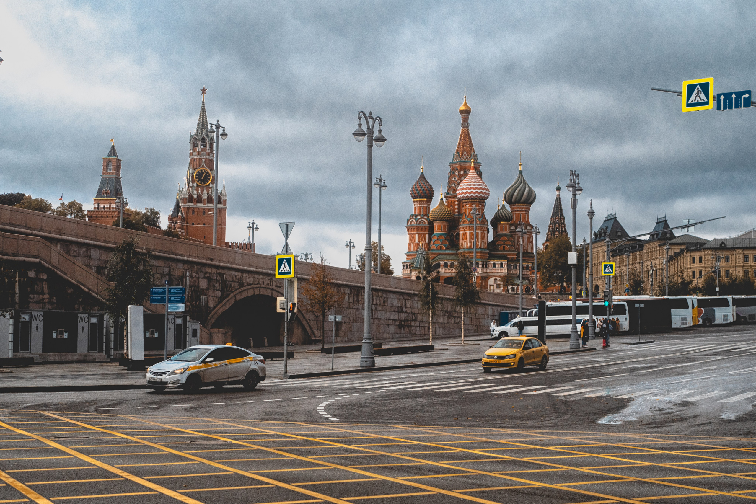 Moscou, une promenade vers Parc « Zaryadye » longeant Moskva-Reka. Photographe sur Cote d’Azur. Portraits de familles, couples, enfants, événements