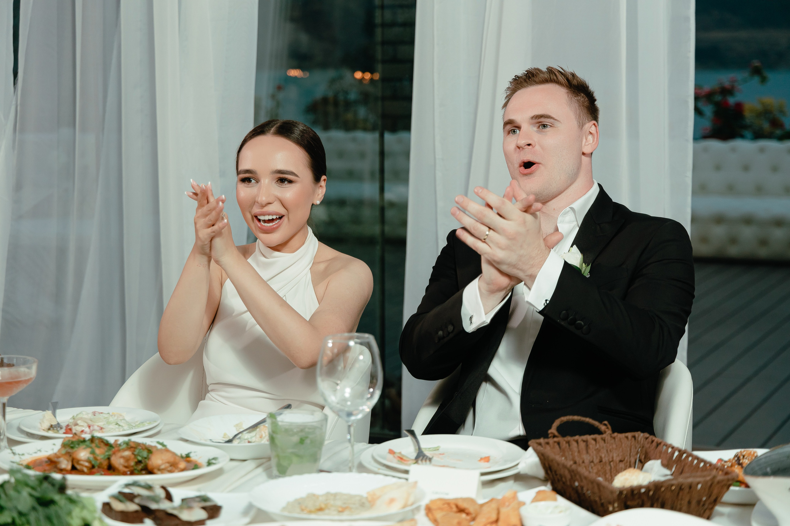 Thomas & Suyumbika. Главная