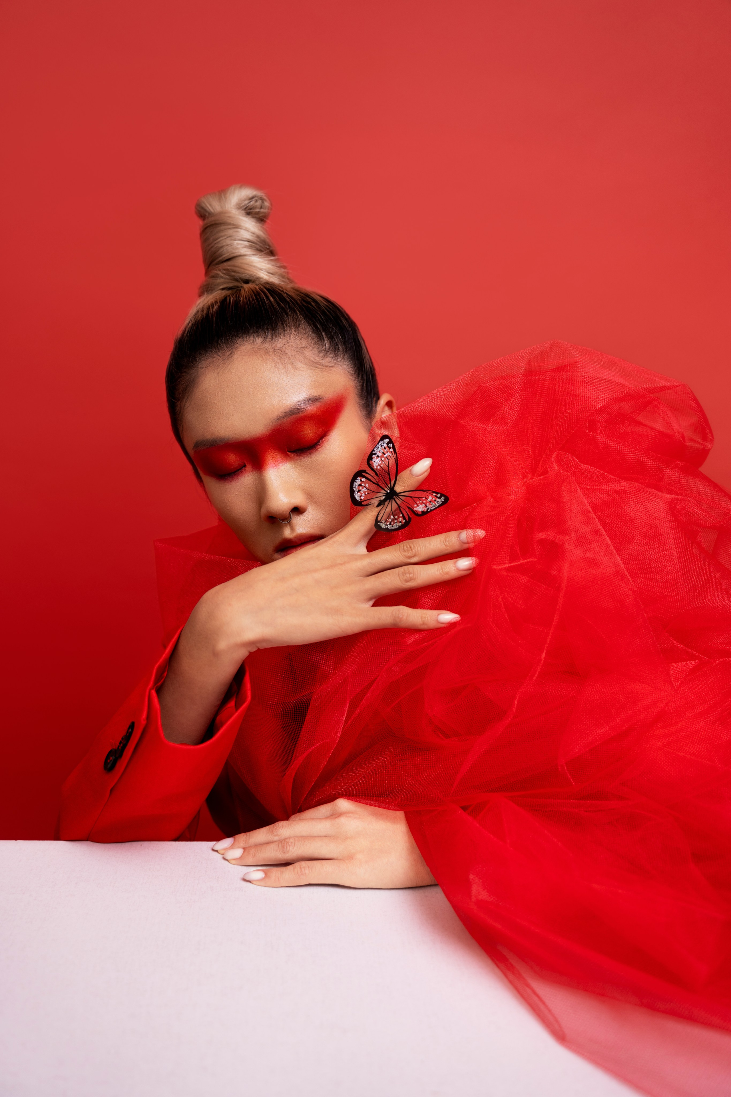 Artistic portrait session “Red Mood”. Alice Bell — Wedding photographer in New York