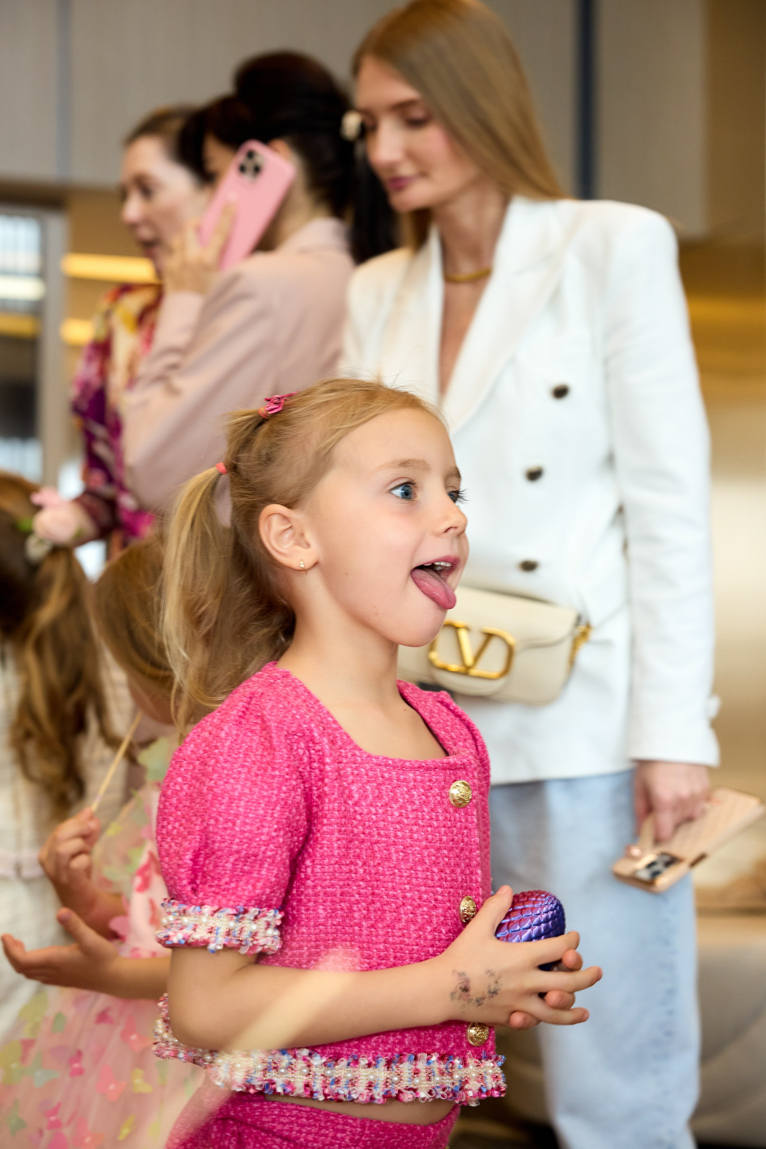 Авторская благотворительная художественная выставка Дианы Бортник. Фотограф Юлия Маковеева