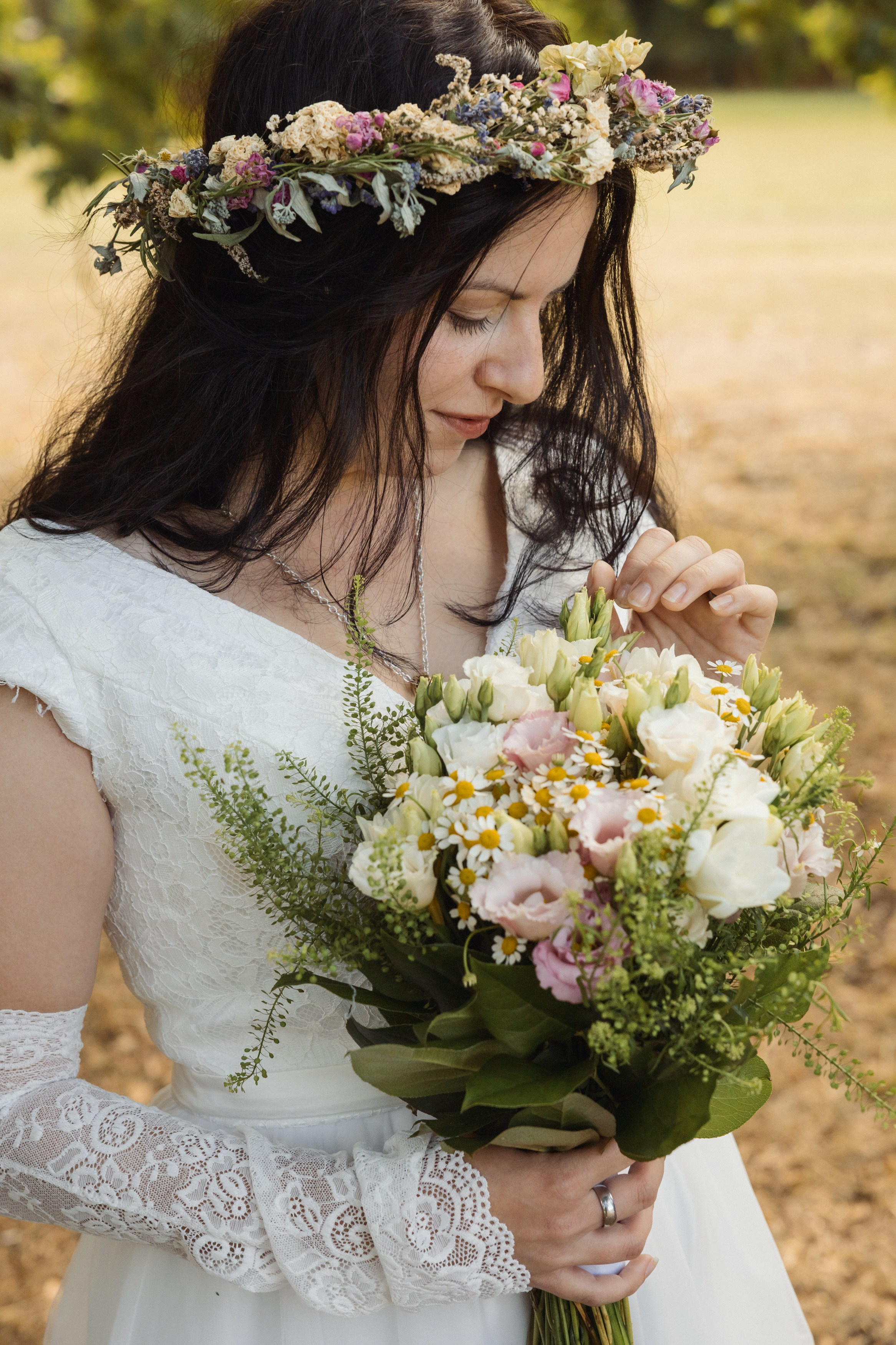 Nevěsta s květinovou korunou a kyticí – svatební fotografie z Písku plná něhy a přirozené krásy