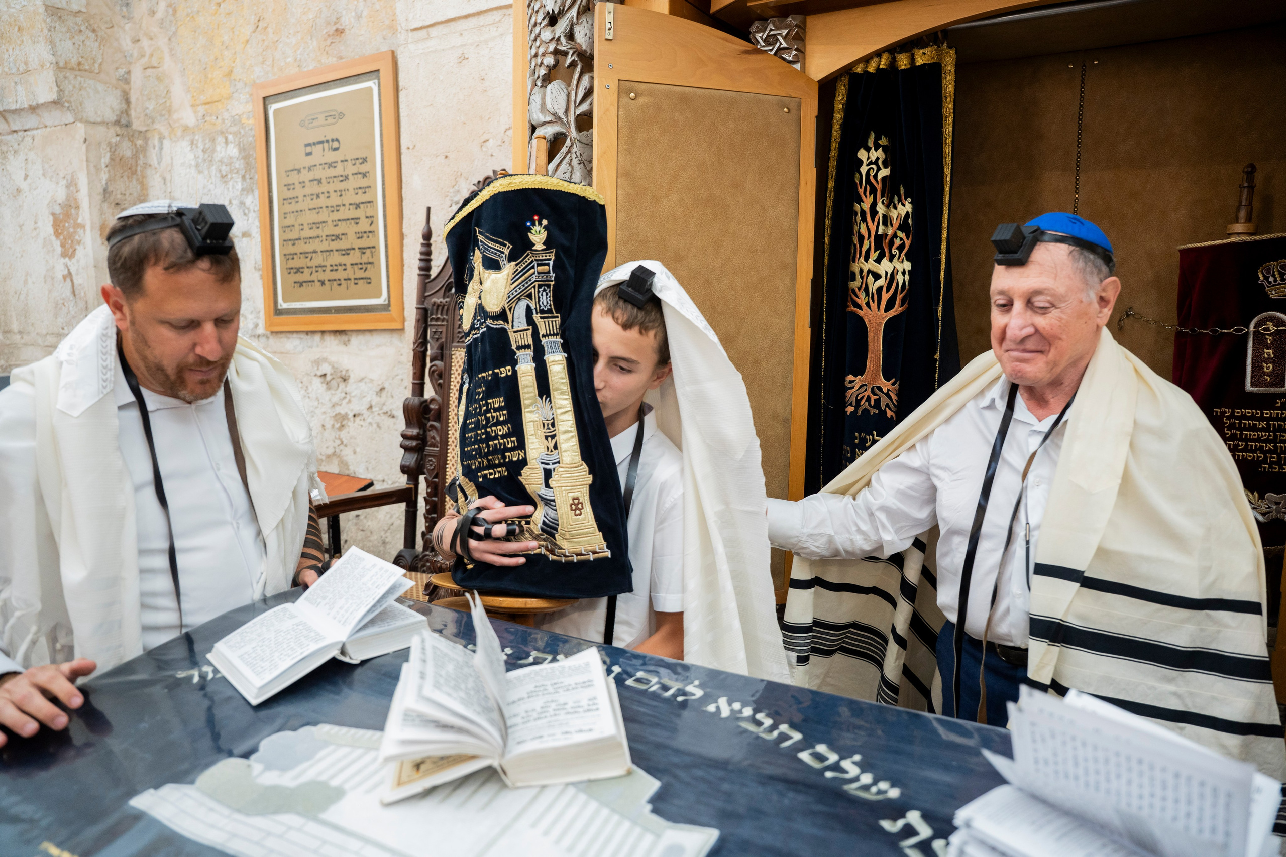 הנחת התפילין רפאל לוי. יוסף מזרחי צילום חתונה, ברית וזוגיות. צלם מקצועי שאוהב להוציא אתכם הכי יפים ברגעים הכי מרגשים