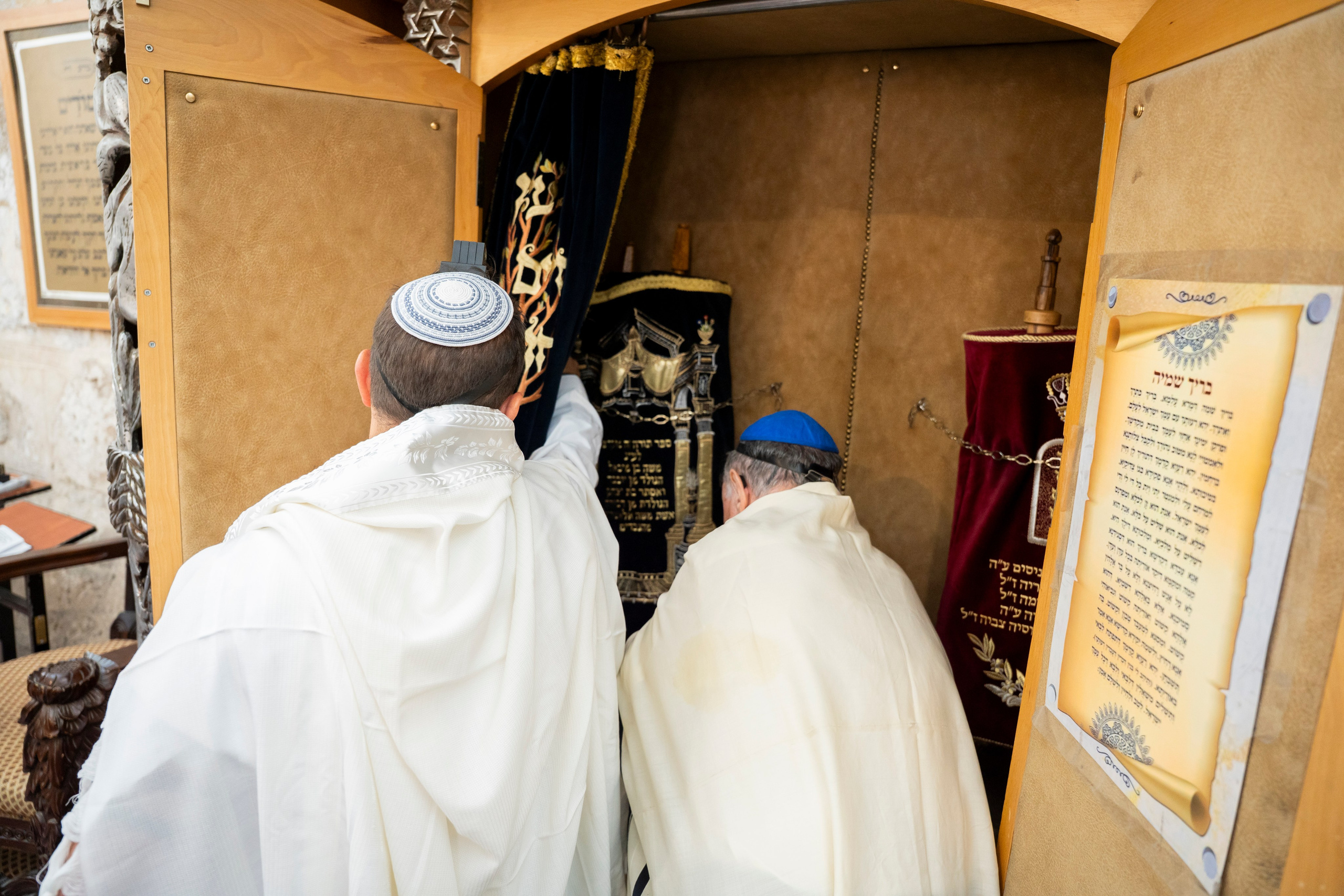 הנחת התפילין רפאל לוי. יוסף מזרחי צילום חתונה, ברית וזוגיות. צלם מקצועי שאוהב להוציא אתכם הכי יפים ברגעים הכי מרגשים