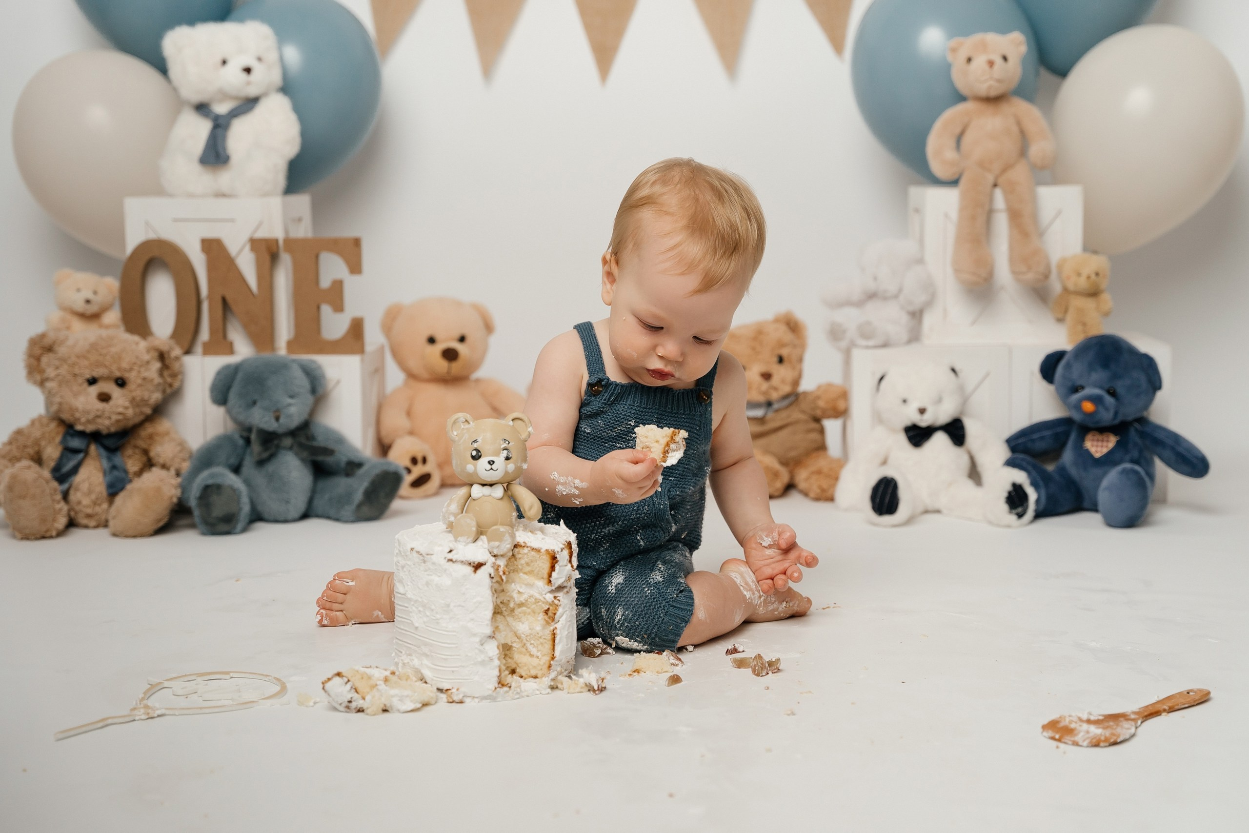 First birthday cake smash session. Newborn and family photographer. Hills District. Sydney