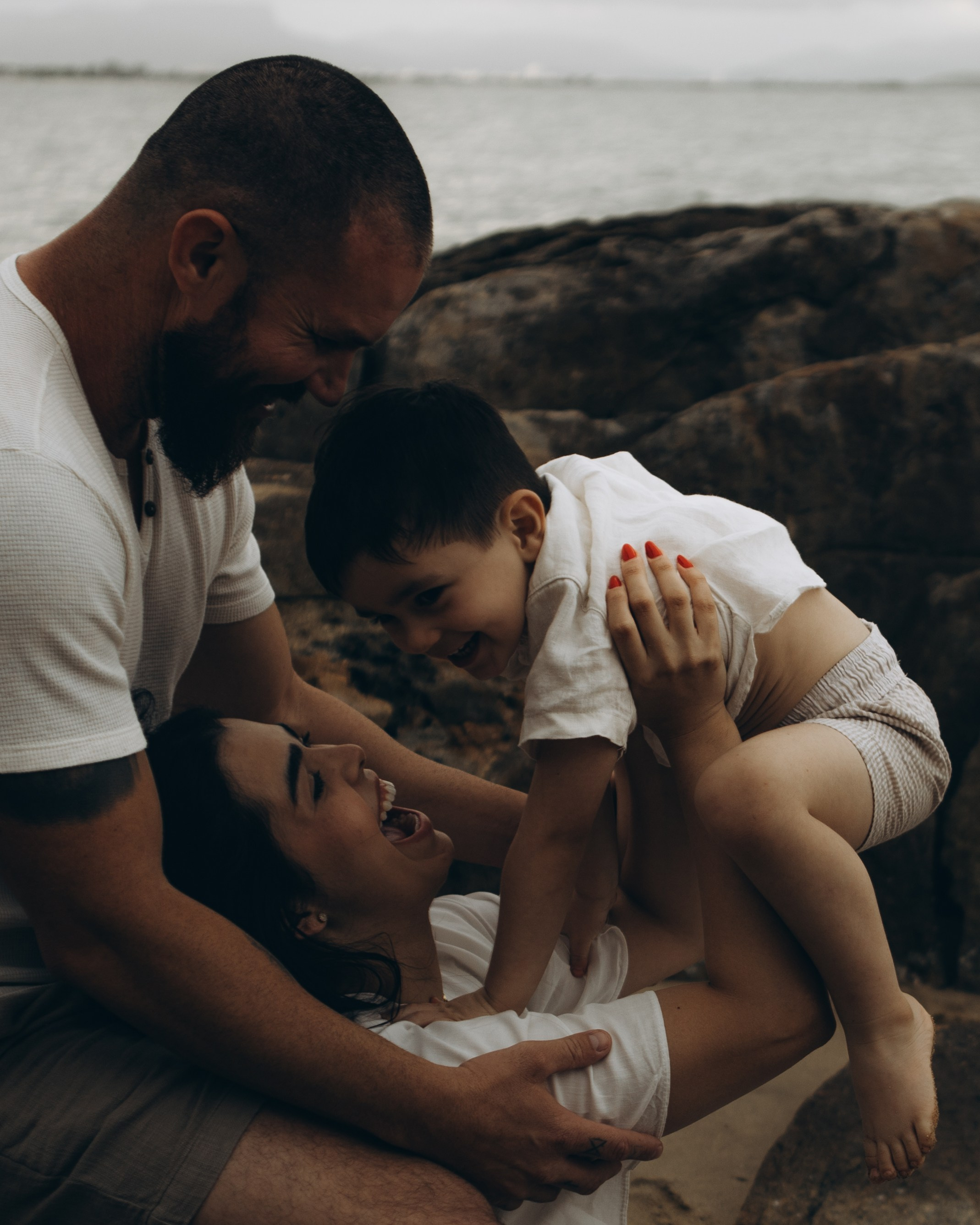 pais brincando com filhos em ensaio ao ar livre em Sorocaba
