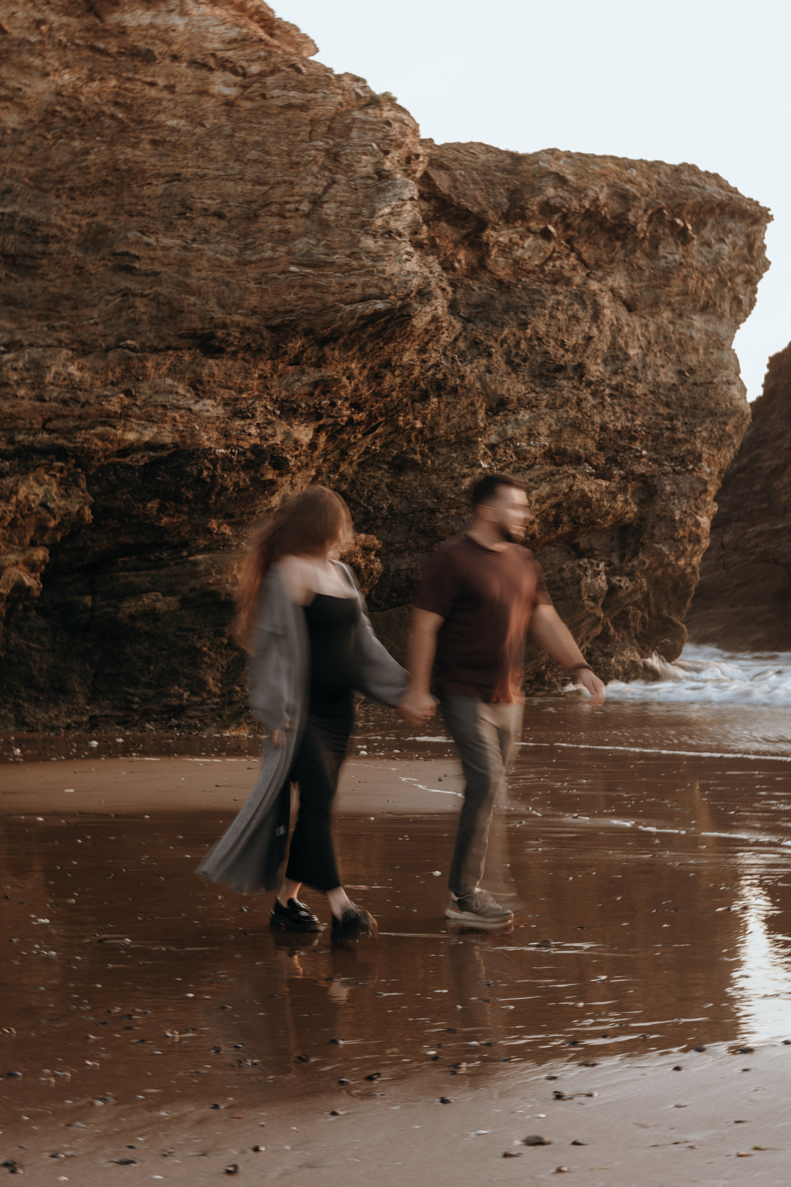 Sunset maternity photoshoot. Annah Louwagie — Lifestyle photographer for couples, families & brands | France & worldwide