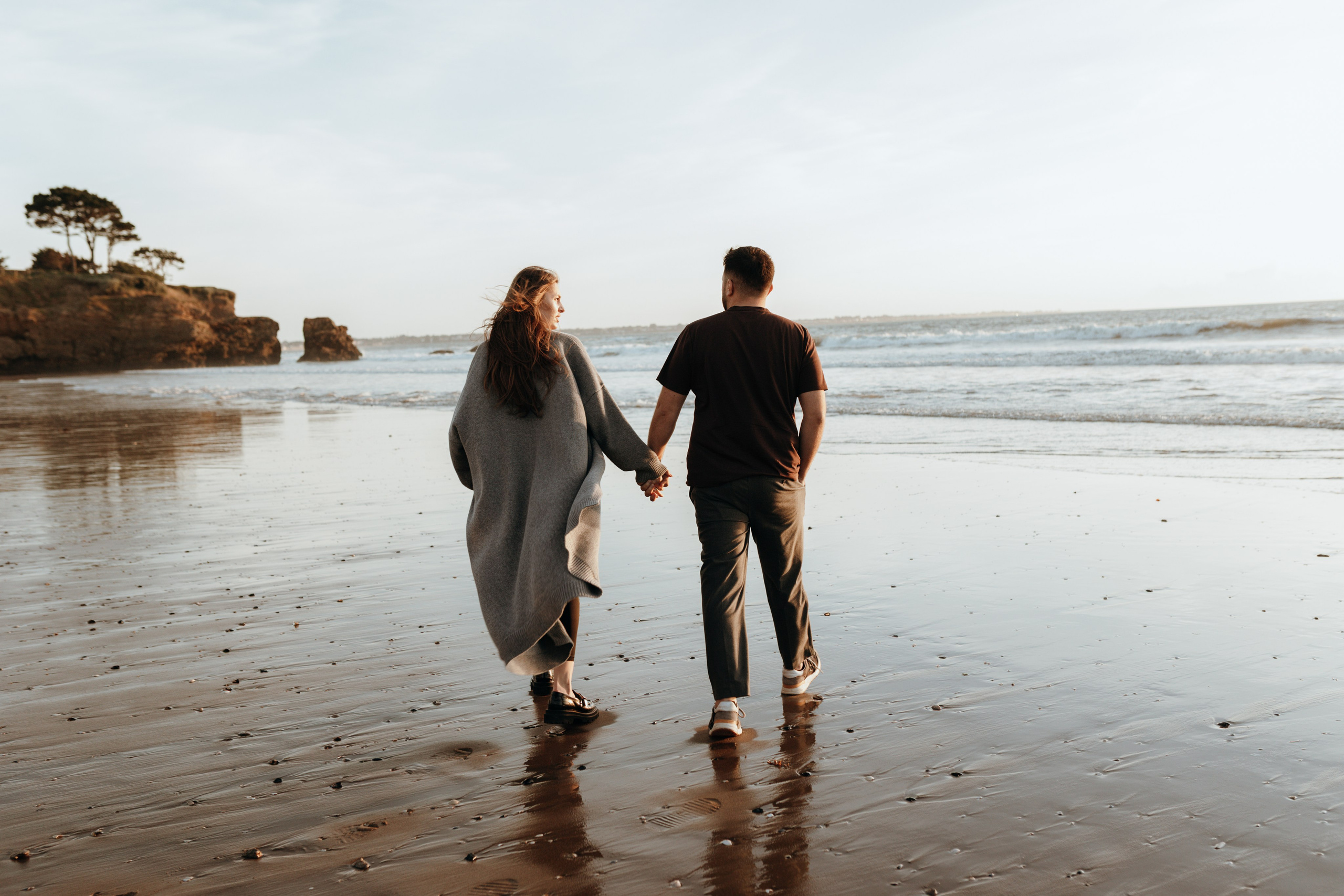 Sunset maternity photoshoot. Annah Louwagie — Lifestyle photographer for couples, families & brands | France & worldwide