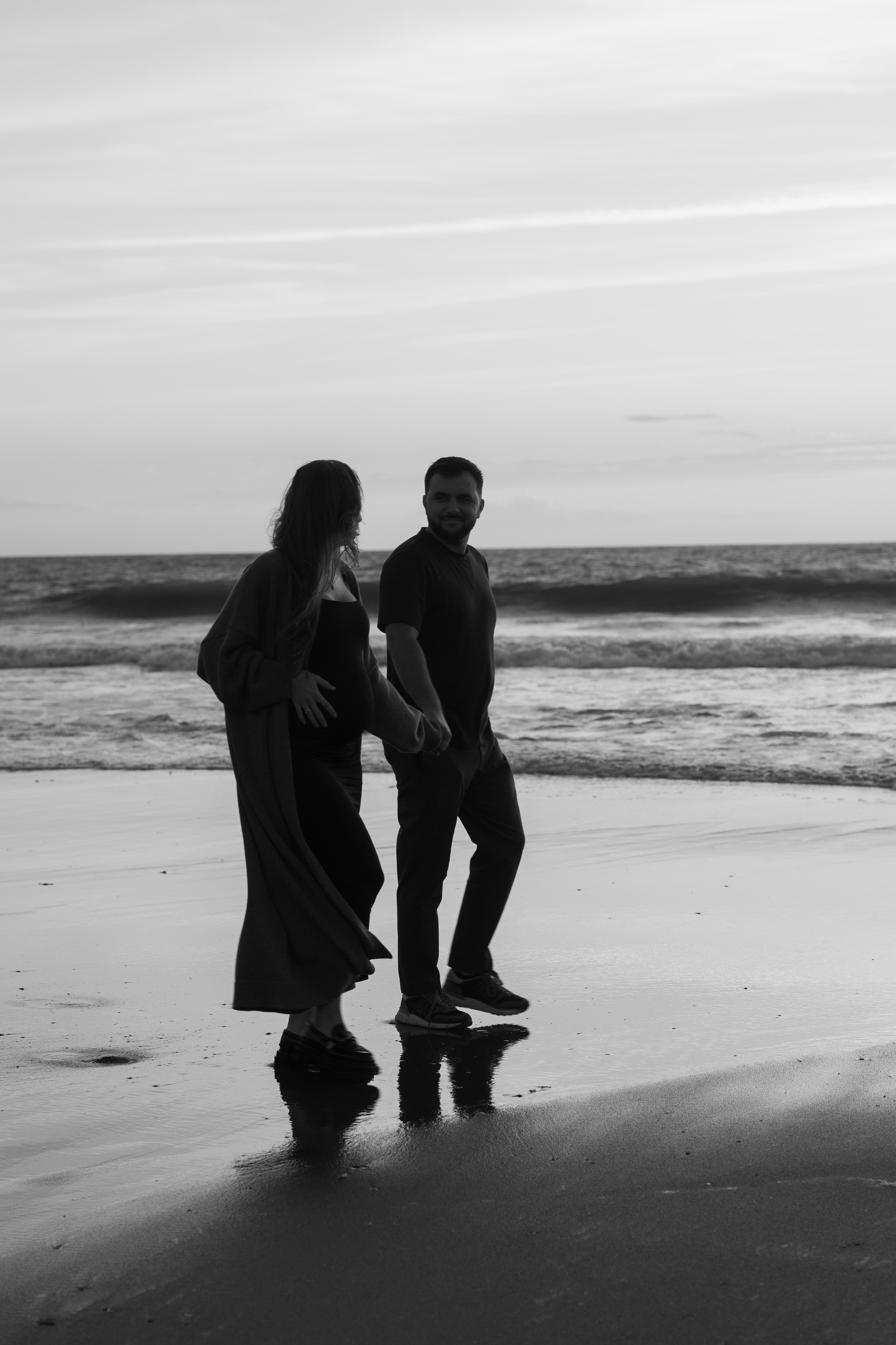 Sunset maternity photoshoot. Annah Louwagie — Lifestyle photographer for couples, families & brands | France & worldwide