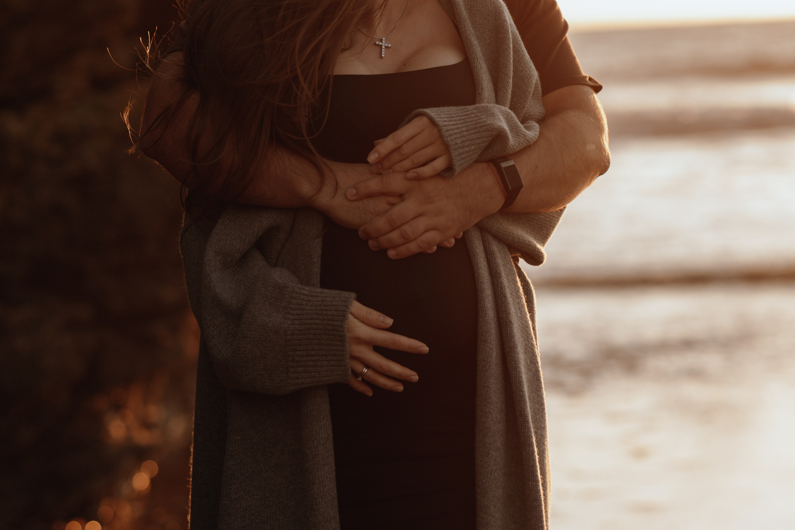 Sunset maternity photoshoot. Annah Louwagie — Lifestyle photographer for couples, families & brands | France & worldwide