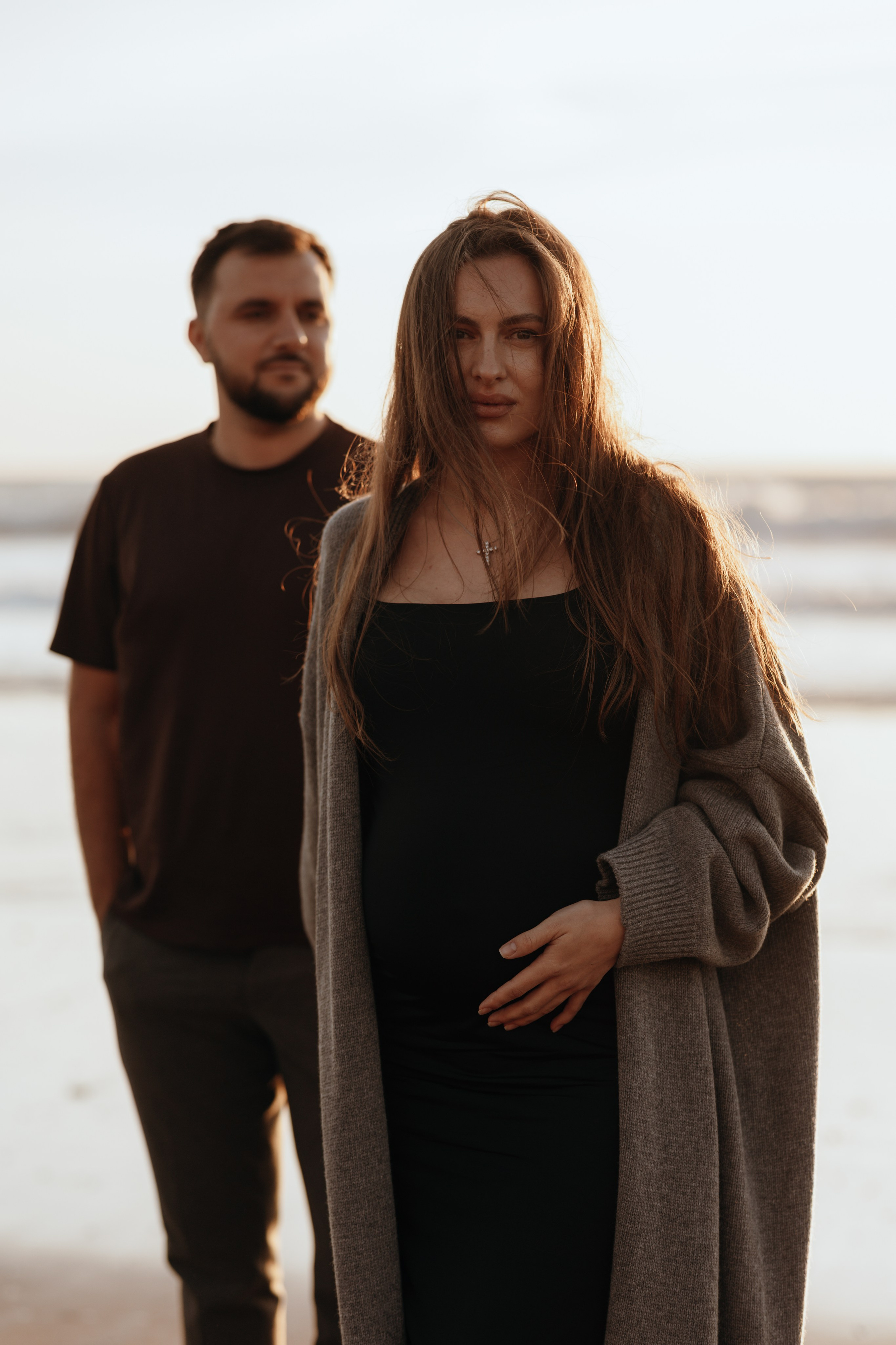 Sunset maternity photoshoot. Annah Louwagie — Lifestyle photographer for couples, families & brands | France & worldwide