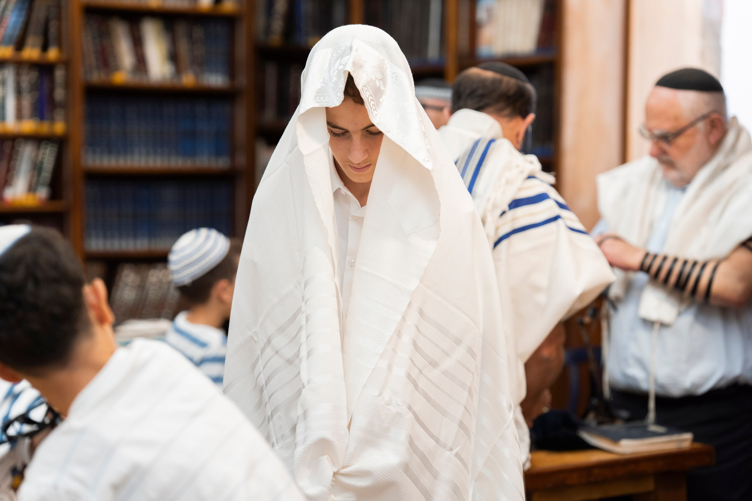 הנחת התפילין רפאל לוי. יוסף מזרחי צילום חתונה, ברית וזוגיות. צלם מקצועי שאוהב להוציא אתכם הכי יפים ברגעים הכי מרגשים