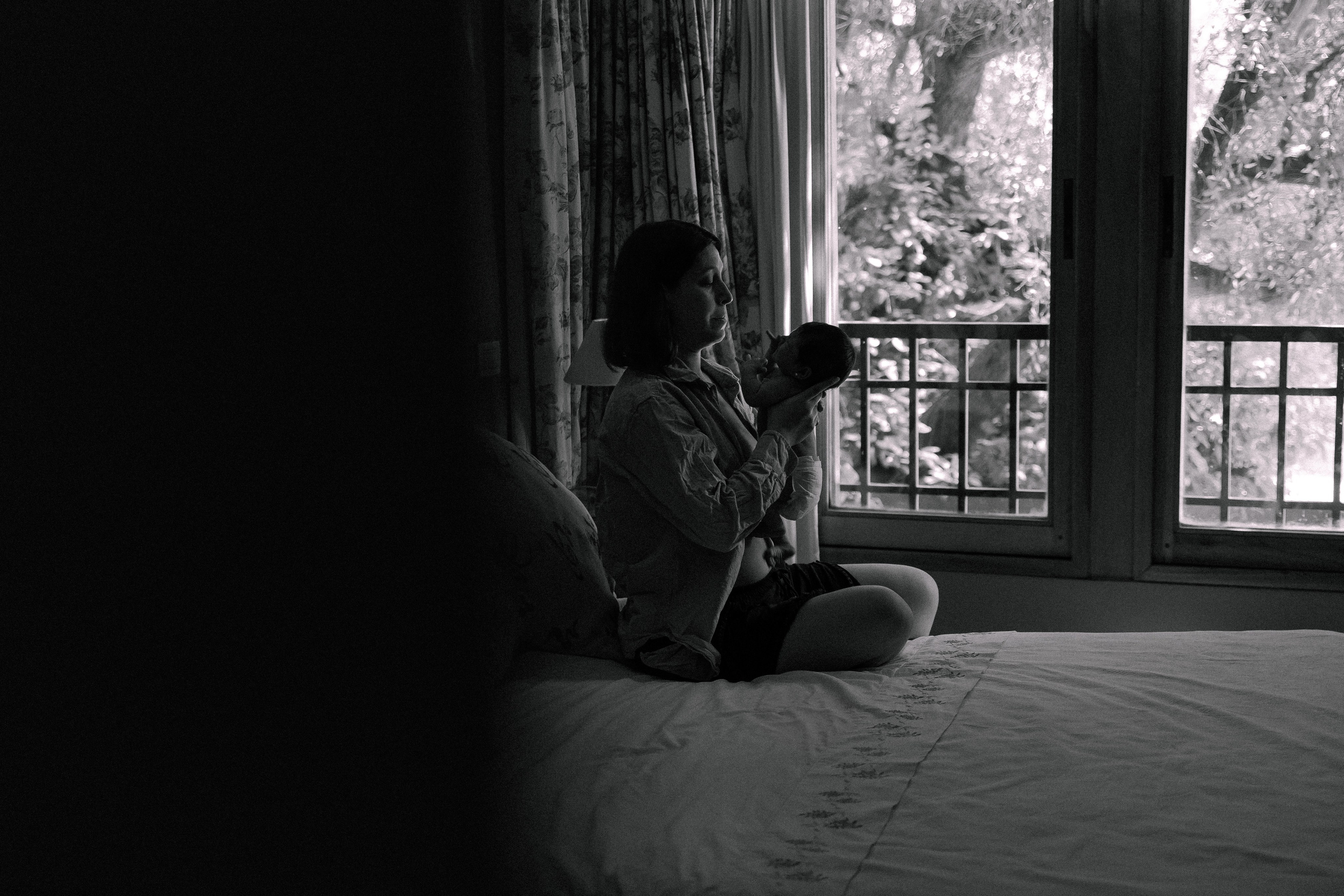 Sesión en casa con recién nacido y mamá — Dulzura y momentos reales. Photographer in Santiago, Chile Anna Almazova