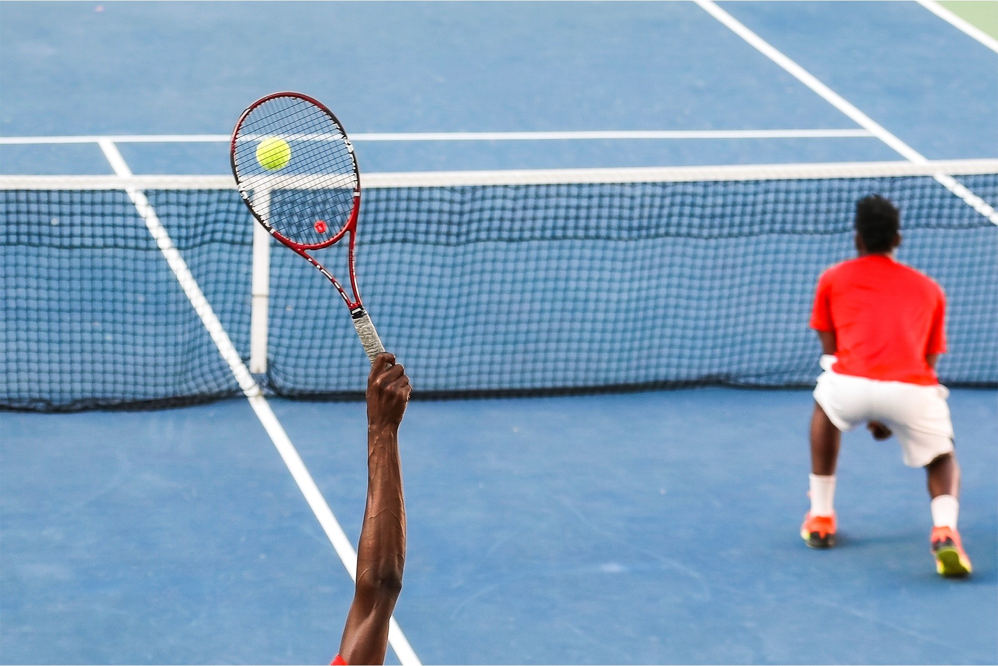 Oyuna ilk servisini yerinə yetirən tennisçi. Bakı 2017 İslam Həmrəyliyi Oyunları.