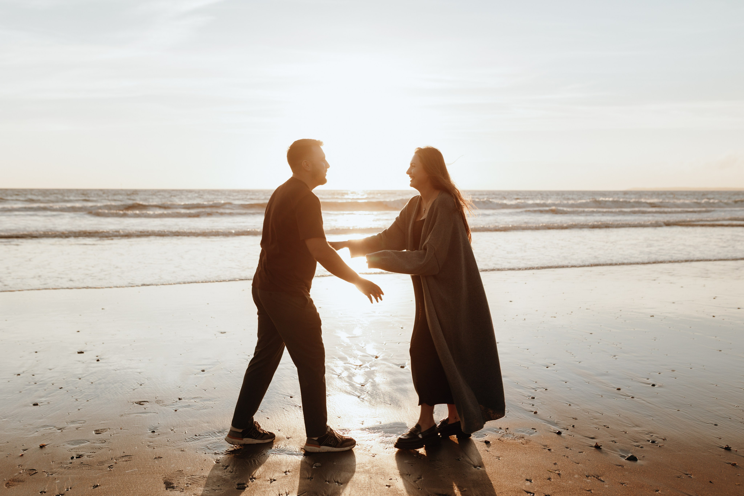 Sunset maternity photoshoot. Annah Louwagie — Lifestyle photographer for couples, families & brands | France & worldwide