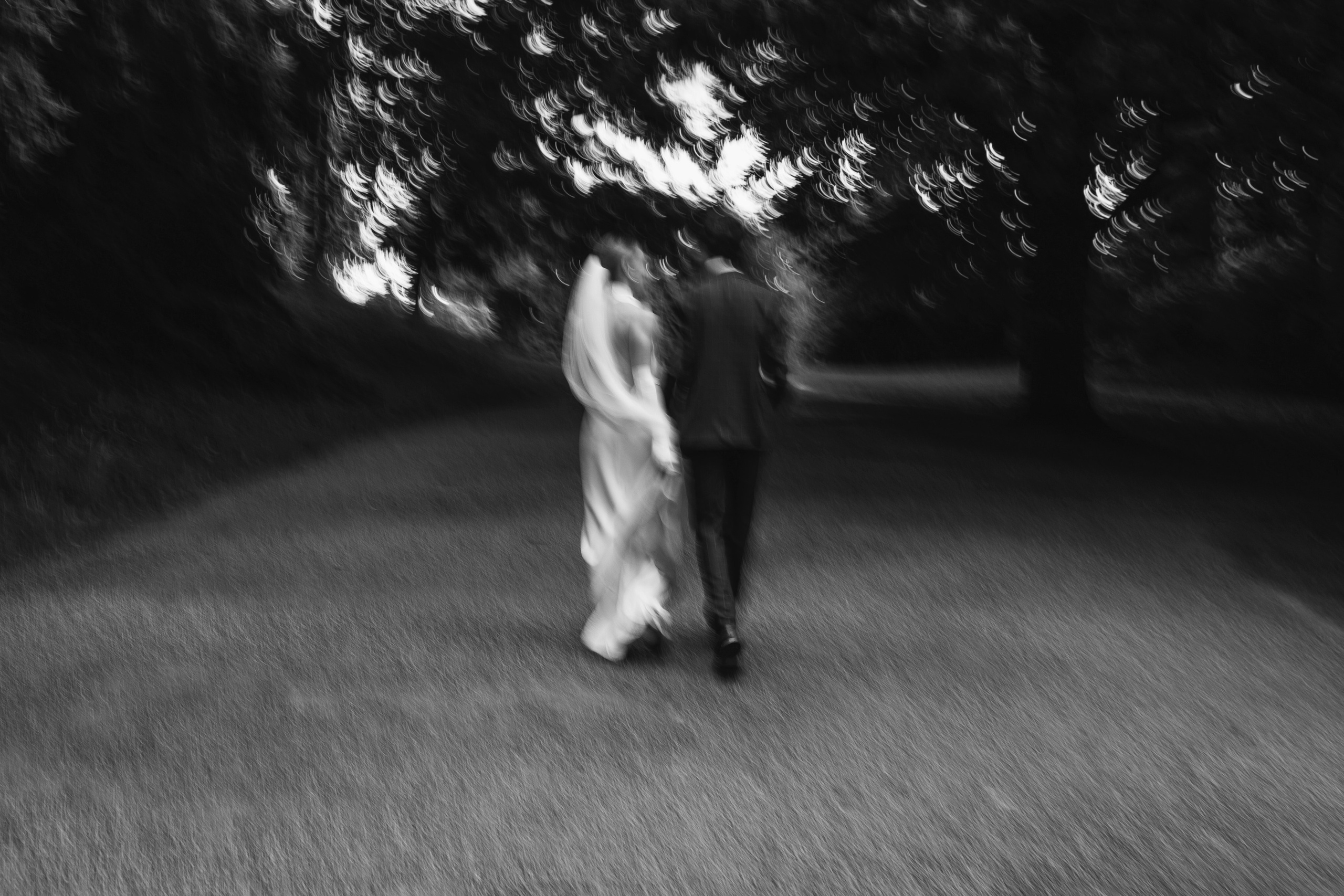 Wedding photo Munich – romantic couple moments in Hofgarten