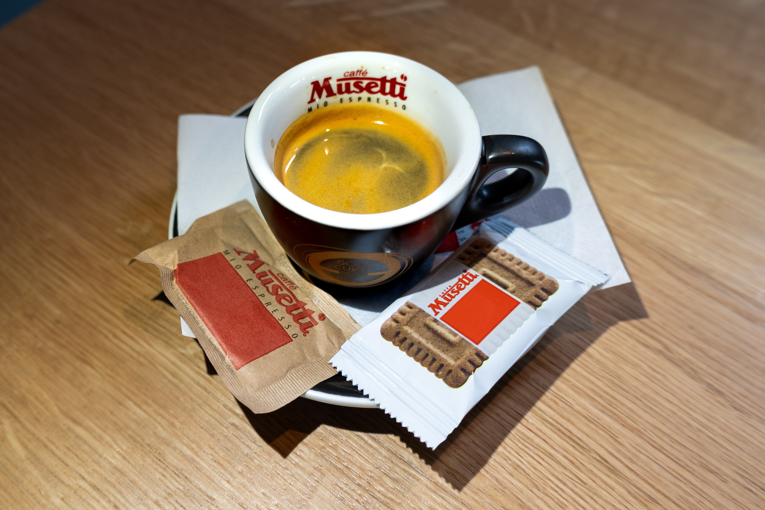 Cafenea “Monte Carlo” Buhuși. Fotograf. Lucrez cu oameni, produse și spații. Portret și fotografie creativă. Bacău, România. Lidia Savinoiu