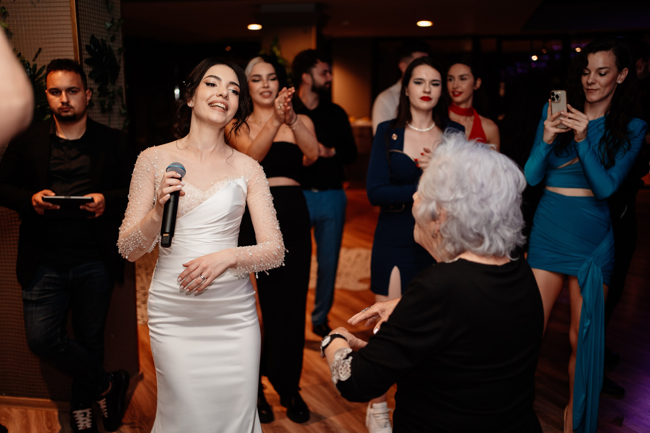 Moment emoționant între miri în ziua nunții, surprins într-un cadru natural și romantic, la Drobeta Turnu Severin. Fotografie de nuntă profesională, editată artistic pentru a evidenția emoția și eleganța evenimentului.