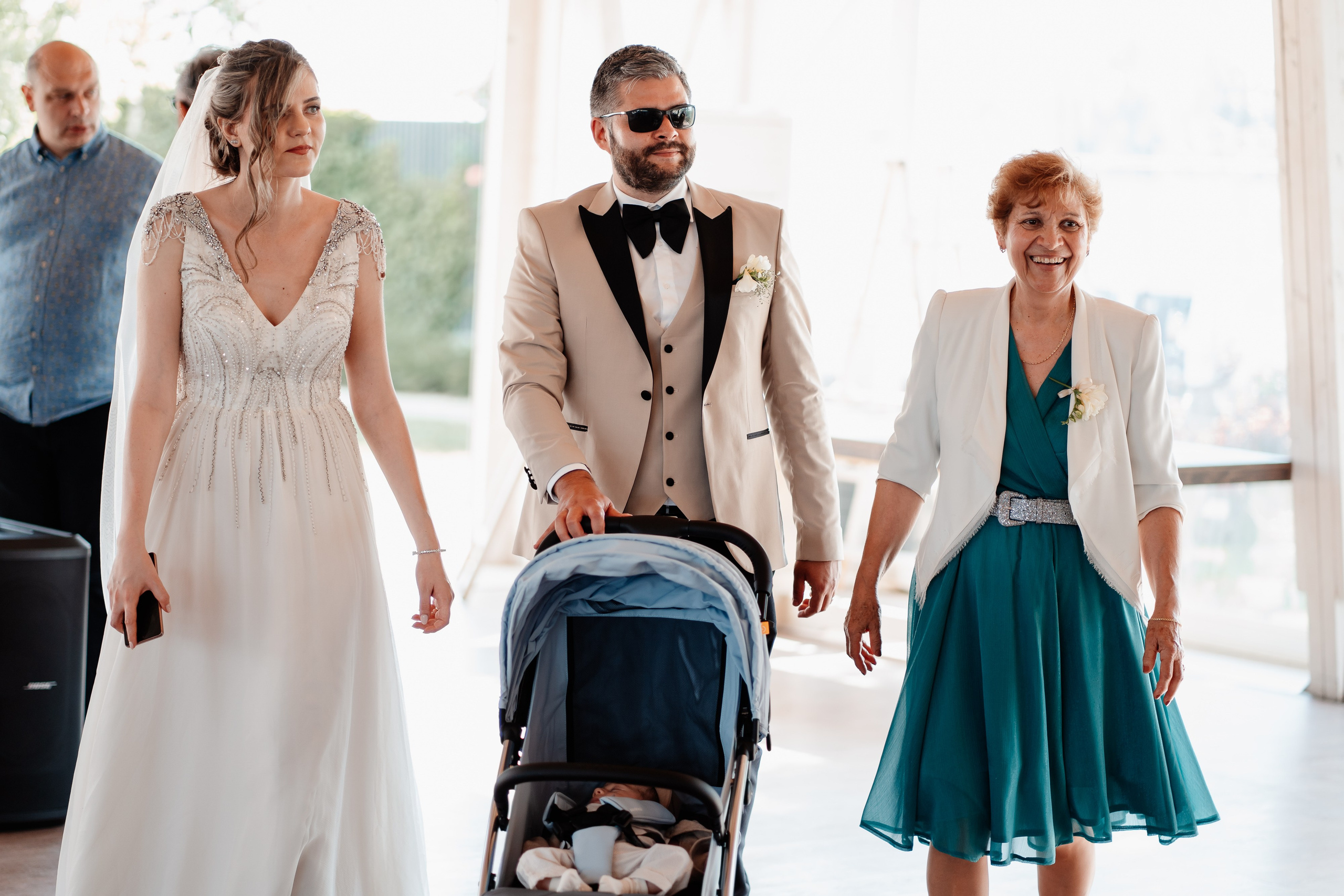 Moment emoționant între miri în ziua nunții, surprins într-un cadru natural și romantic, la Grădina Lahovari. Fotografie de nuntă profesională, editată artistic pentru a evidenția emoția și eleganța evenimentului.