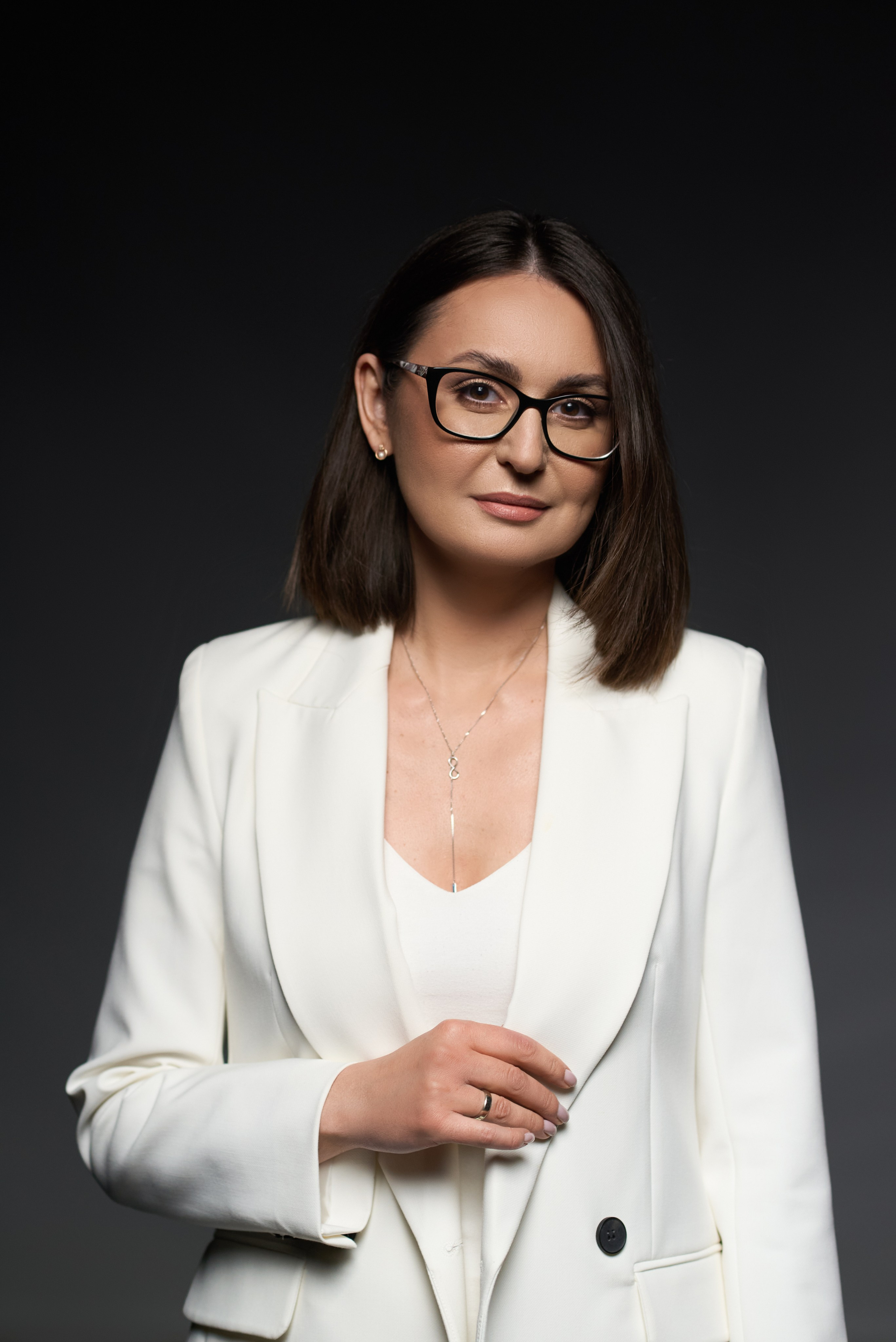 Delikatna sesja zdjęciowa z wodą i kwiatami – magia światła i odbić. Portrait & Fashion Photographer | Сannes, Paris, Monaco, Dubai, Kyiv — - Alisa Postnykova