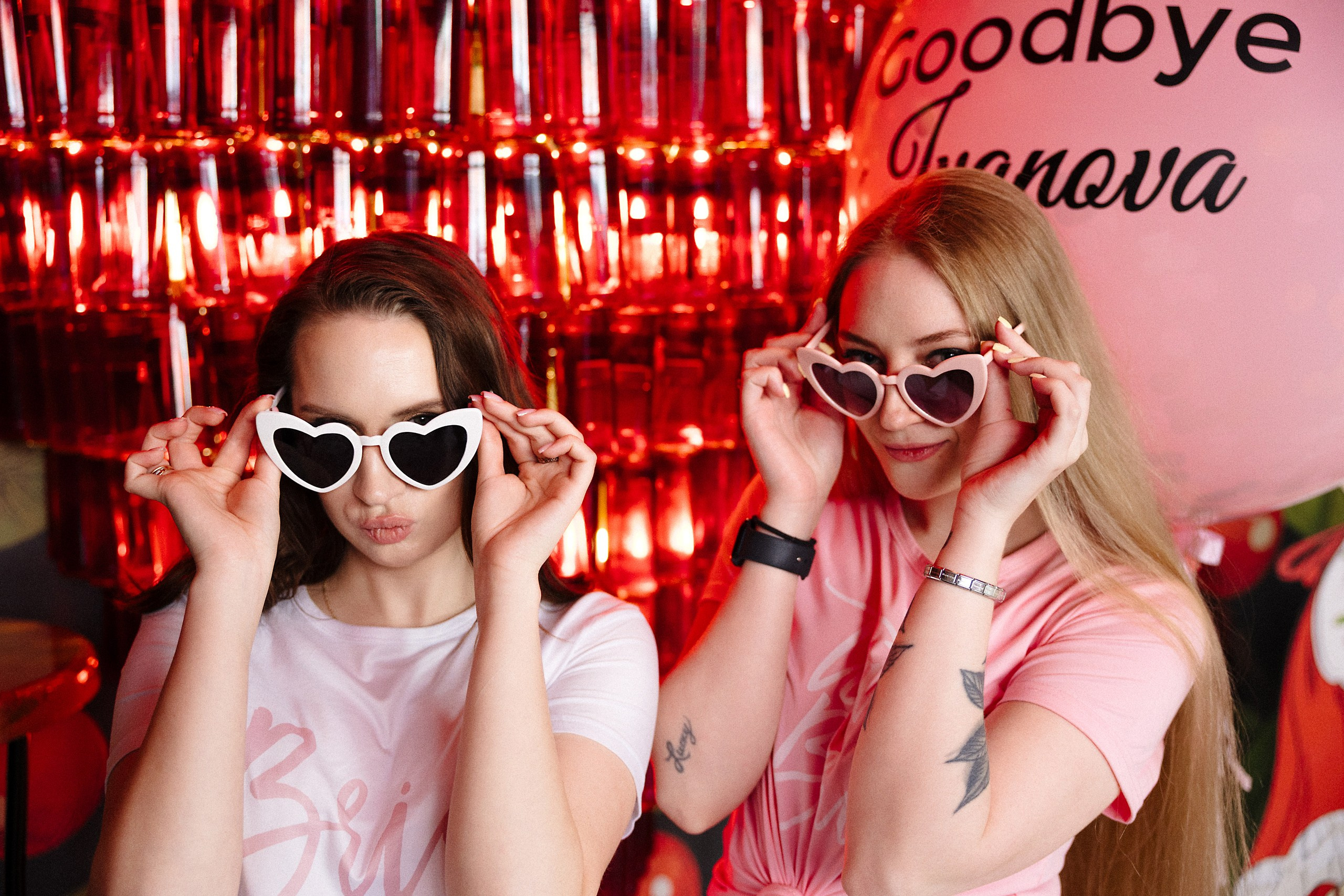 Яркая фотосессия девичника в Риге: розовые наряды и очки в форме сердца. Евгений Тимофеев | Свадебный и контент-фотограф и видеограф в Риге
