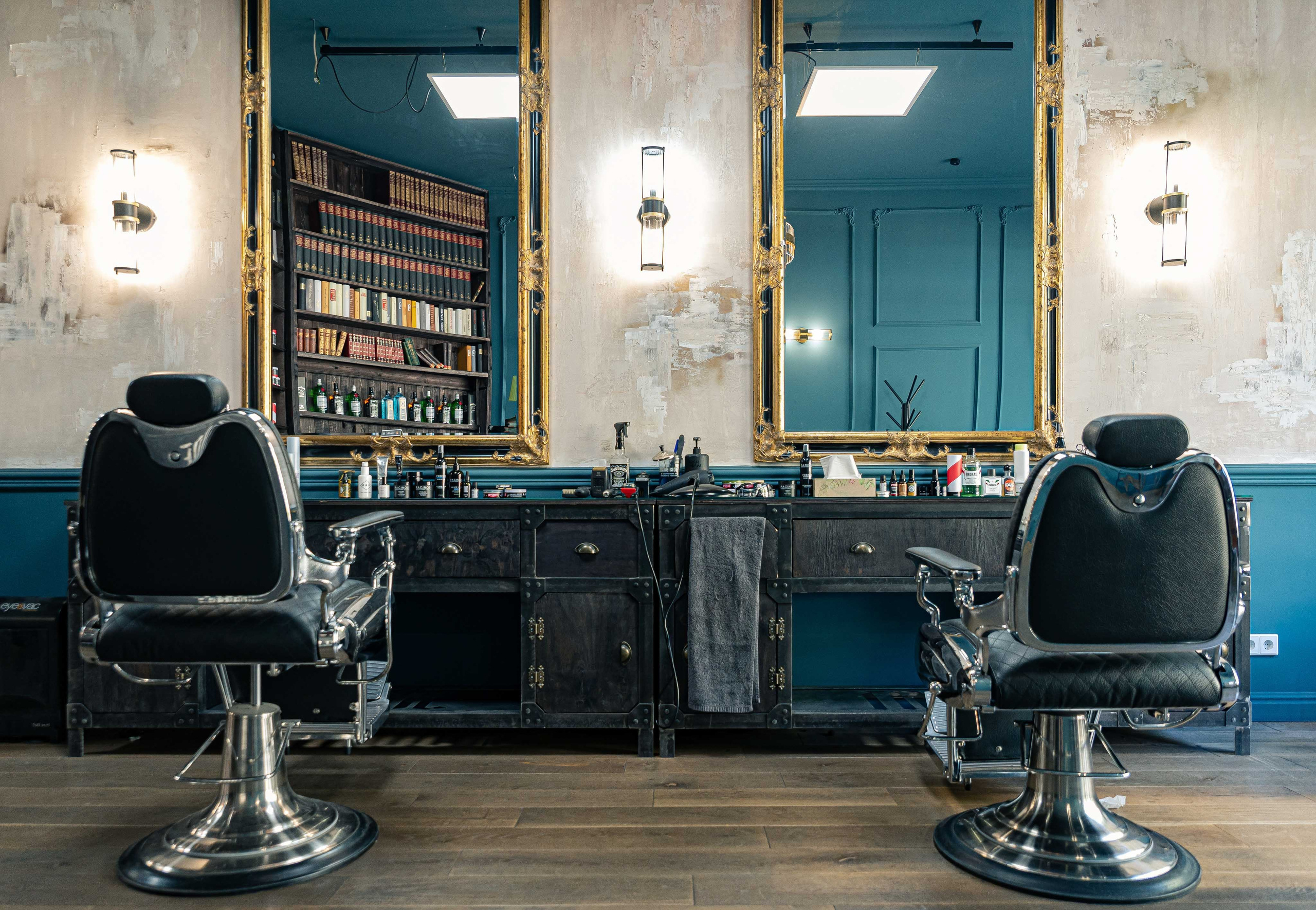 Innenraum des Fade Club Barbershops in Berlin mit Spiegelwand und Arbeitsplätzen.