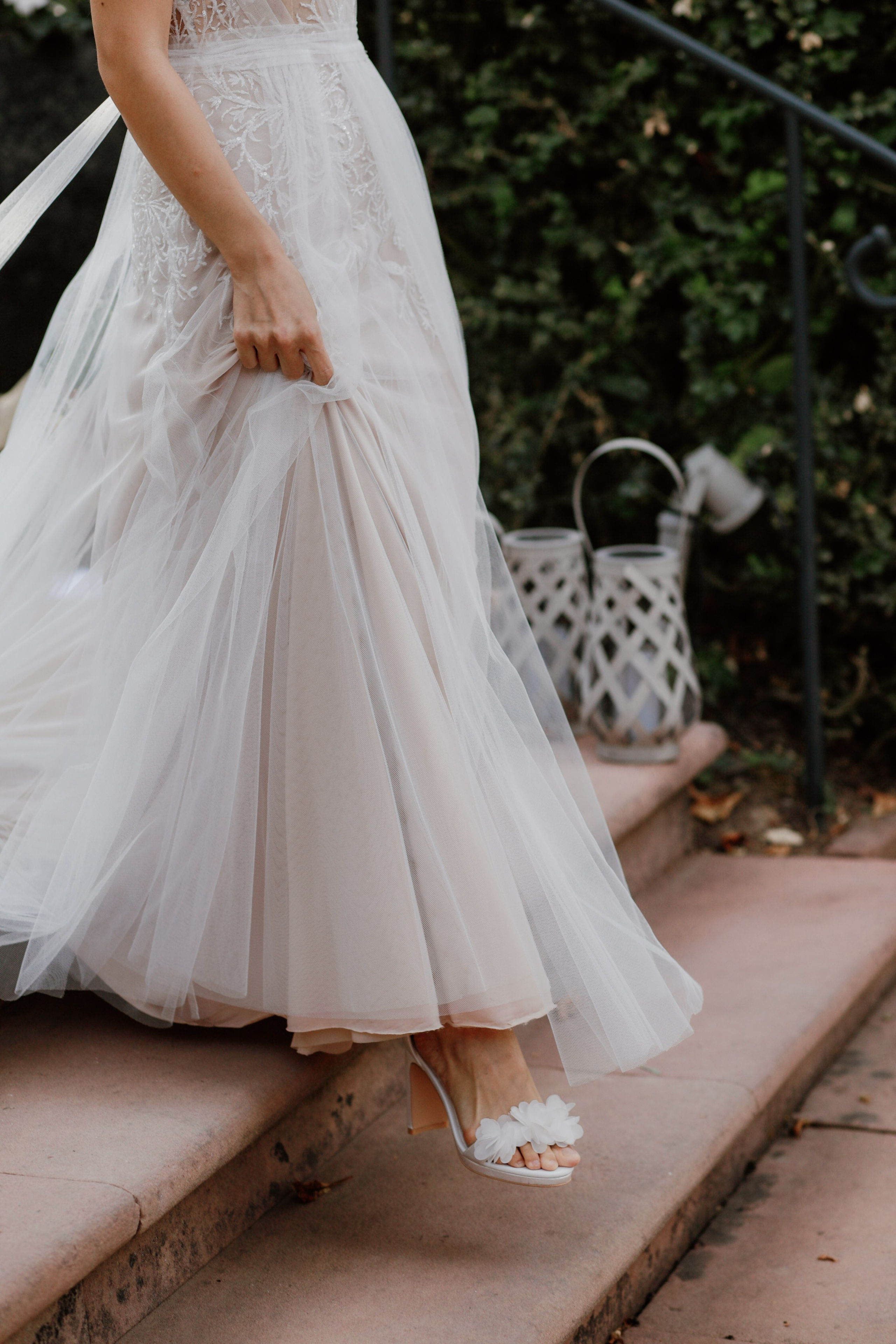 Natürliche Paarfotos im Morrhof mit mediterraner Architektur 