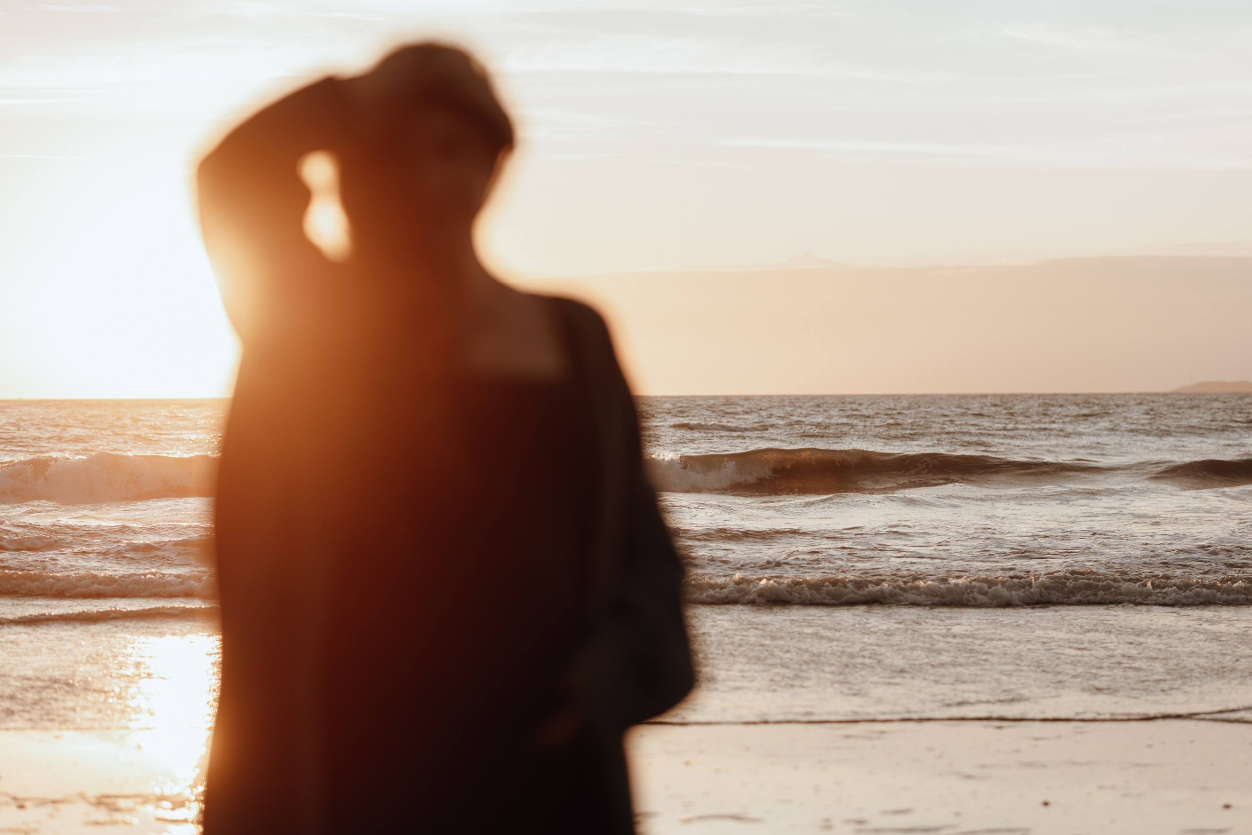 Sunset maternity photoshoot. Annah Louwagie — Lifestyle photographer for couples, families & brands | France & worldwide