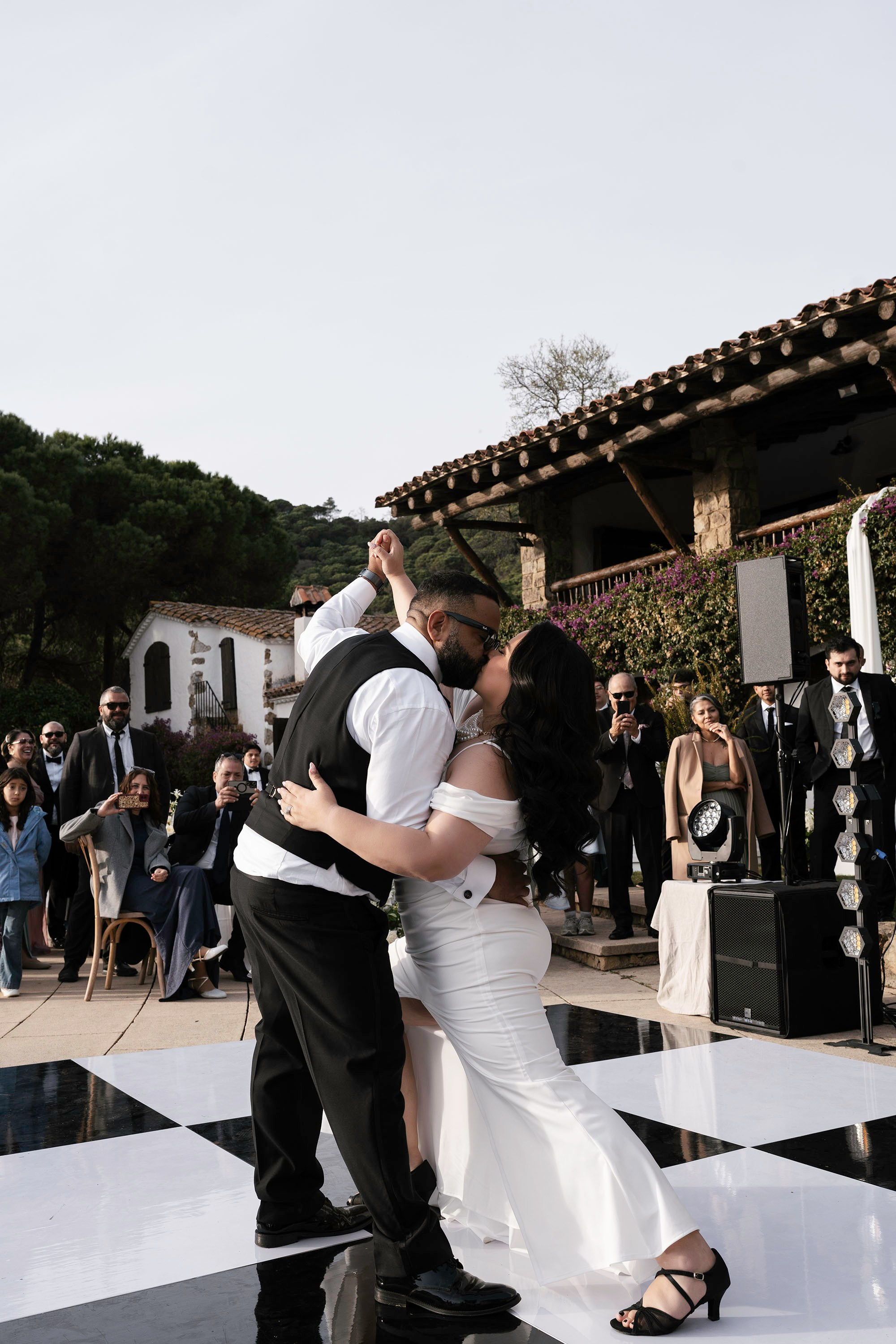 Donielle and Edwin. Fotógrafos de bodas de destino y creadores de contenido con base en España