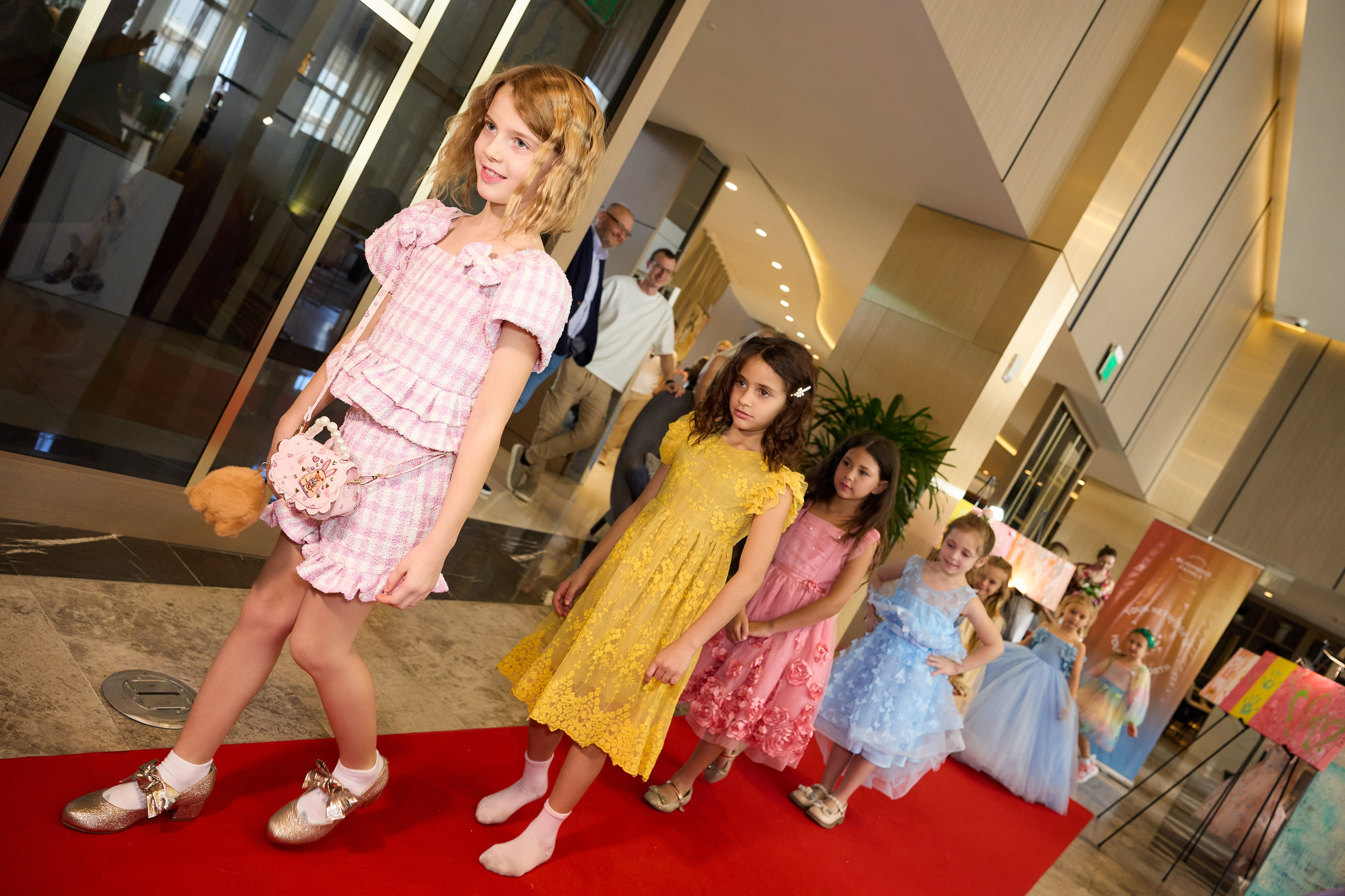 Авторская благотворительная художественная выставка Дианы Бортник. Фотограф Юлия Маковеева