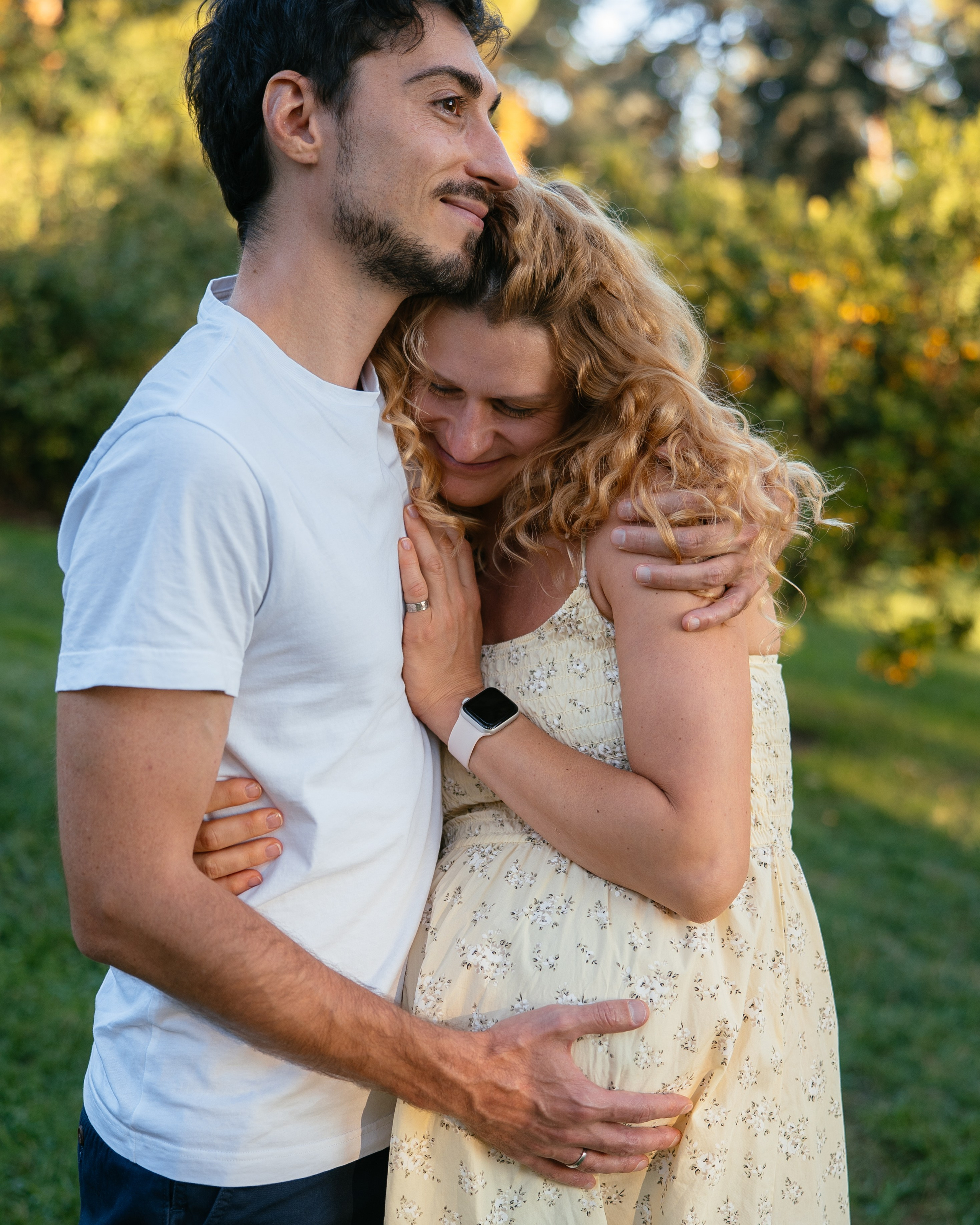 Candid pregnancy photoshoot in the park. Photographer in Madrid, Spain. Alyona Belyaninova