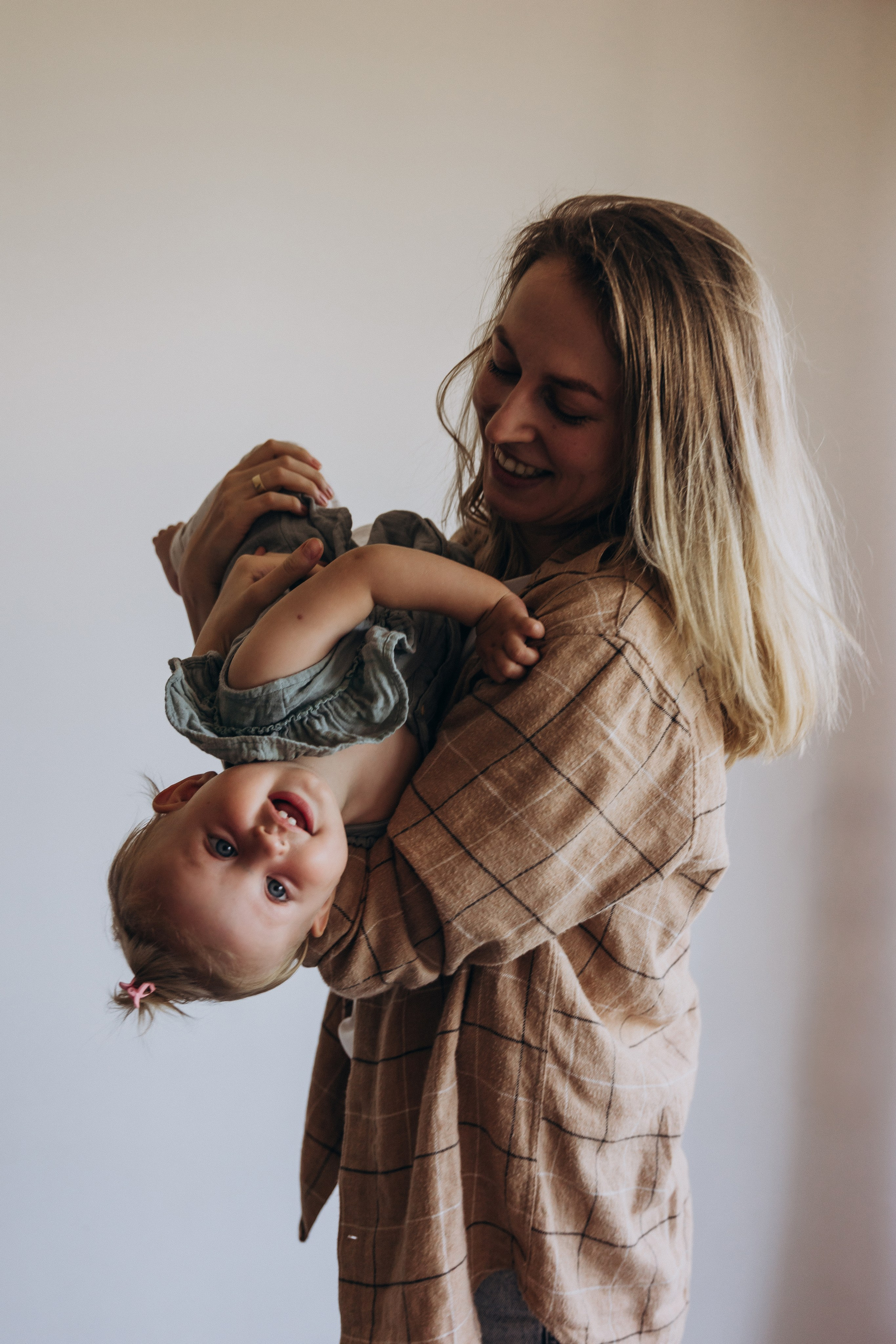 Lifestyle Family Photoshoot at Home — Cozy & Authentic Moments. Photographer in Santiago, Chile Anna Almazova