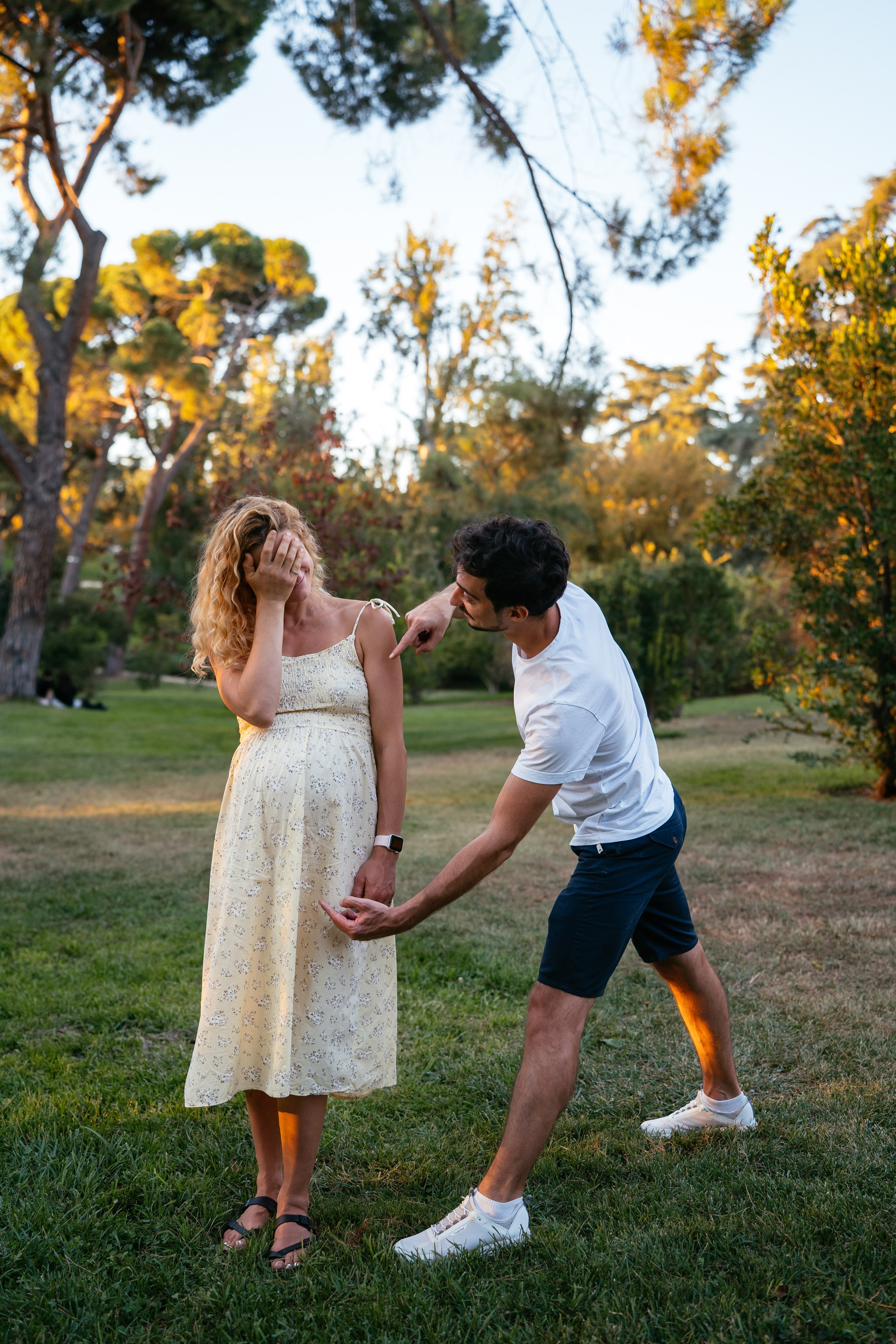 Candid pregnancy photoshoot in the park. Photographer in Madrid, Spain. Alyona Belyaninova