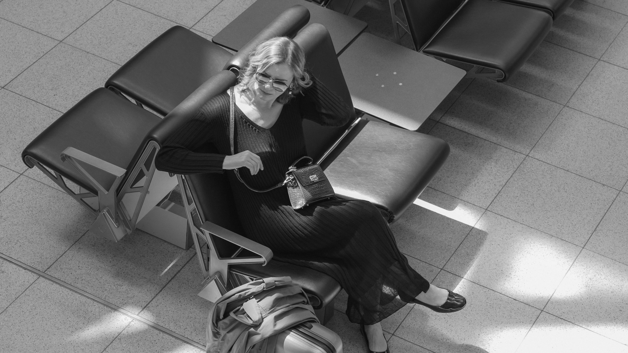 Schwarz-Weiß-Fotoshooting am Flughafen. Schwarz-weiß Fotografie in Münster. Fotografin Viktoria Roschen