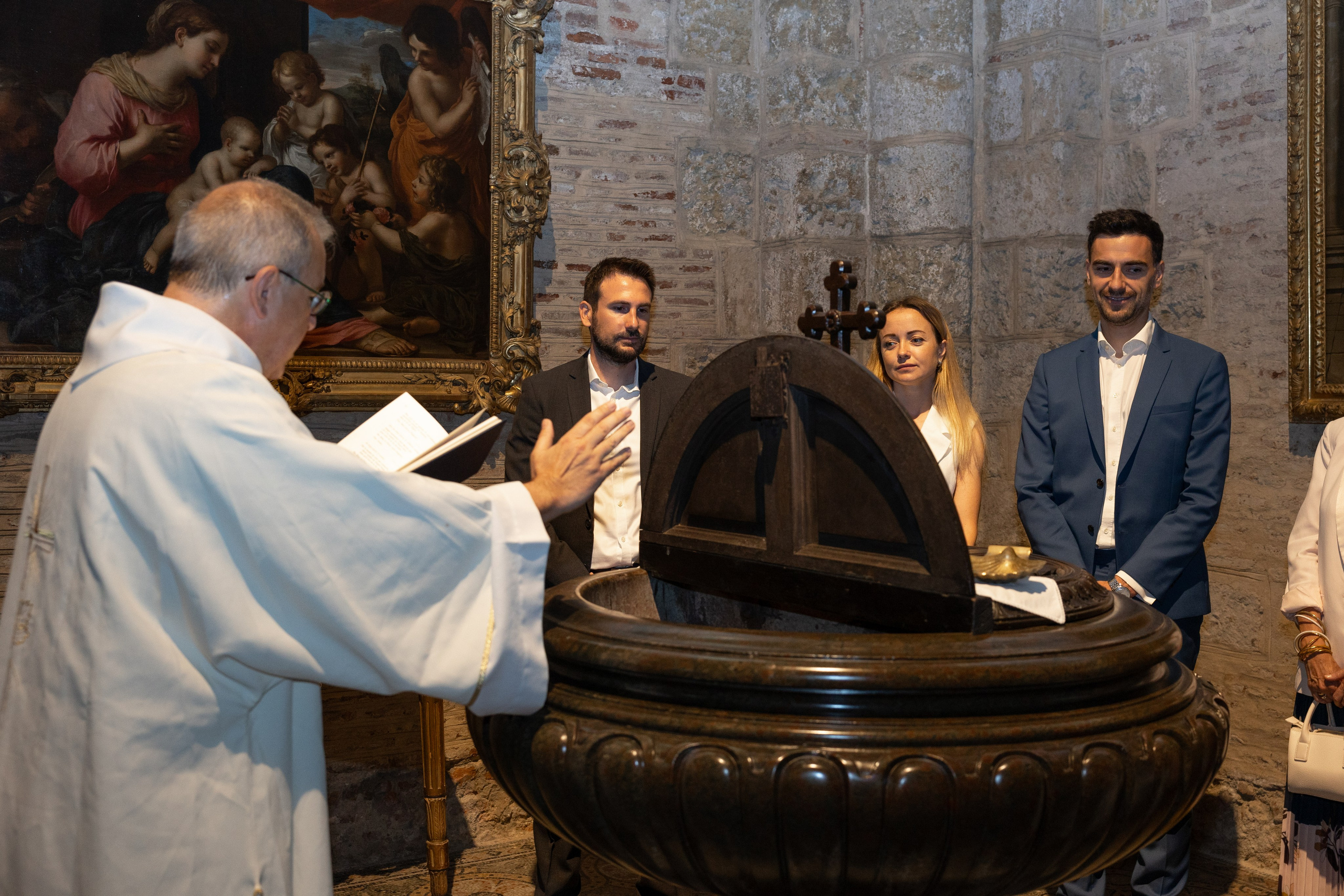 The Baptism of Diana in the Church of Saint-Sernin in Toulouse. Eugénie Smirnova — Photographe à Toulouse et dans le Sud-Ouest
