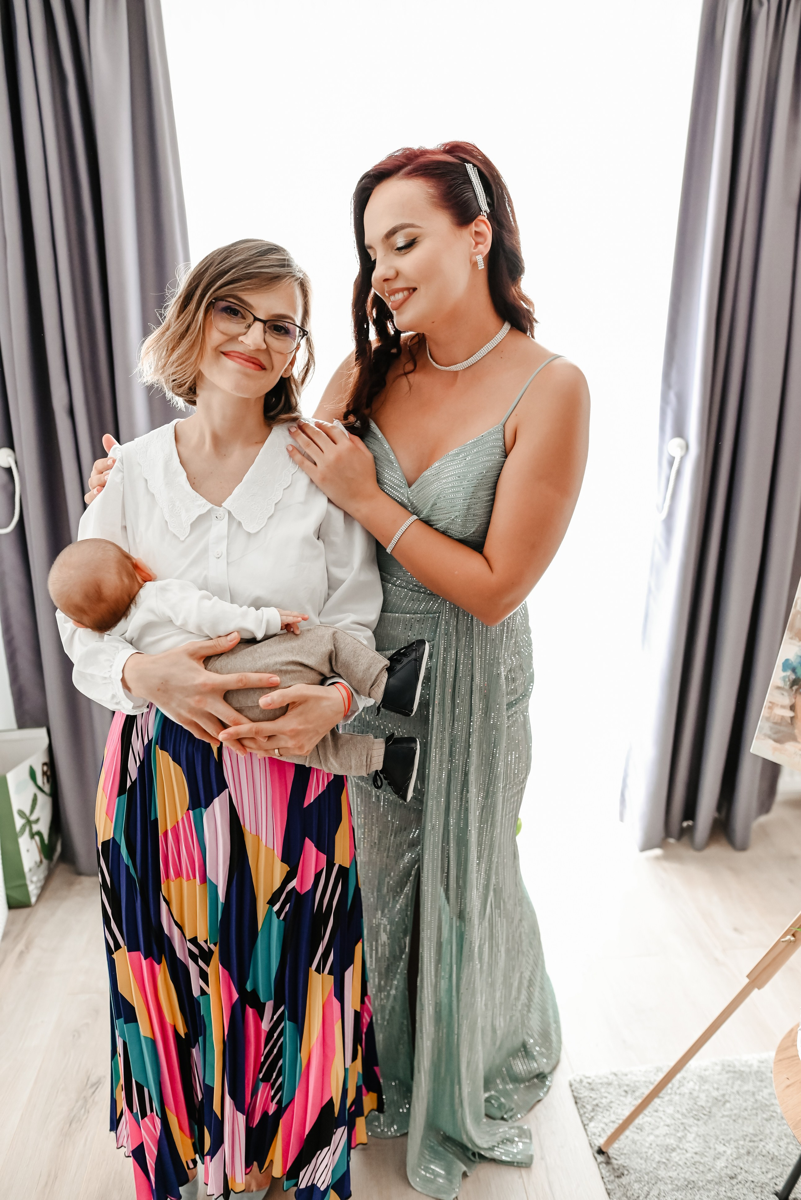 Zâmbetul mamei la finalul ceremoniei de botez – fotografie artistică by Ana Maria Drăgan